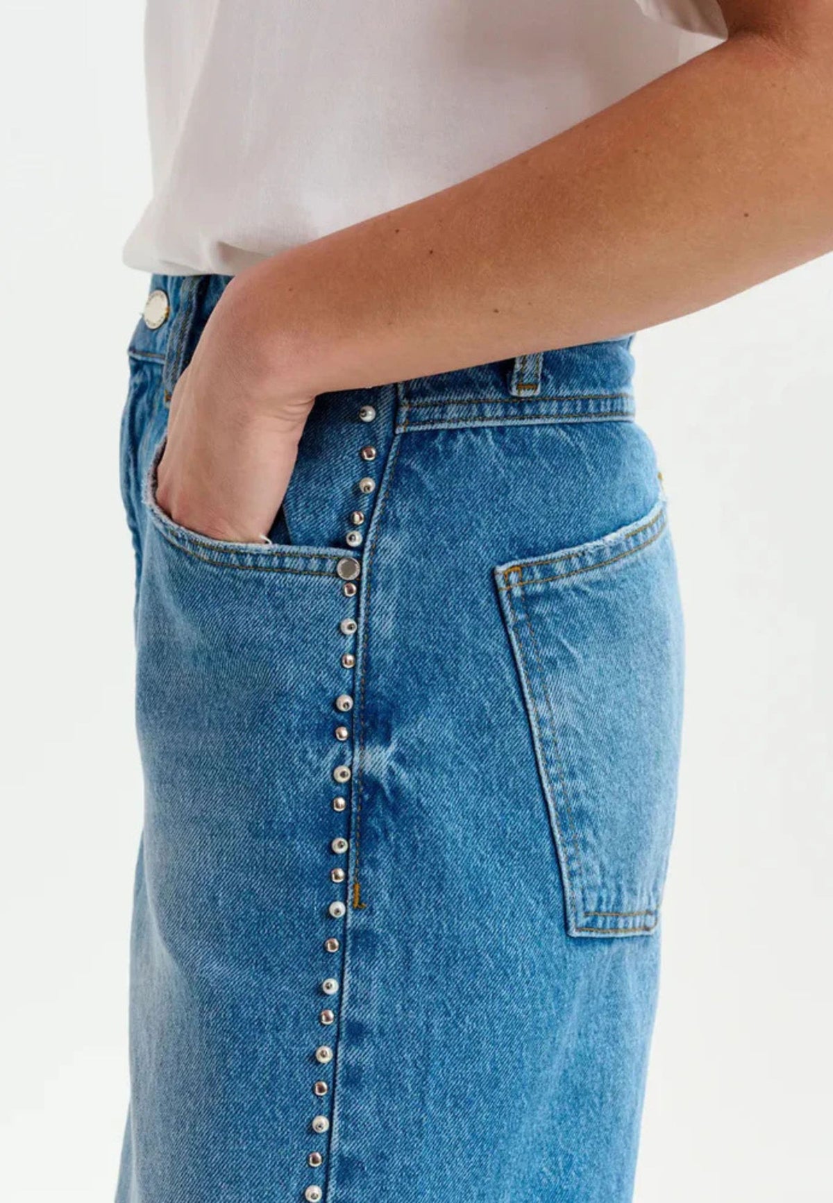 Jeans in denim con perle e borchie - Essentiel Antwerp