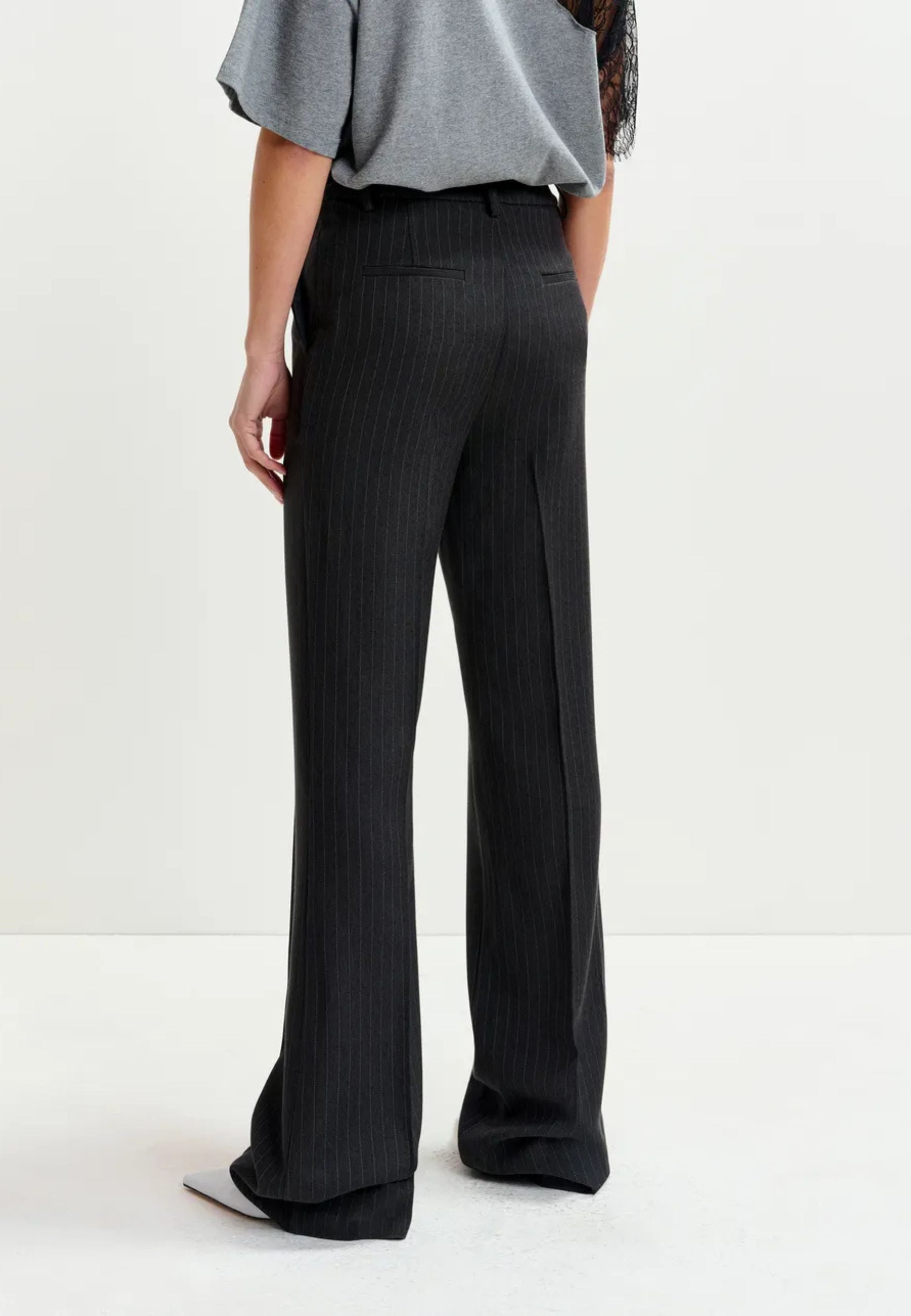 Pantaloni flare a vita alta con gessatura