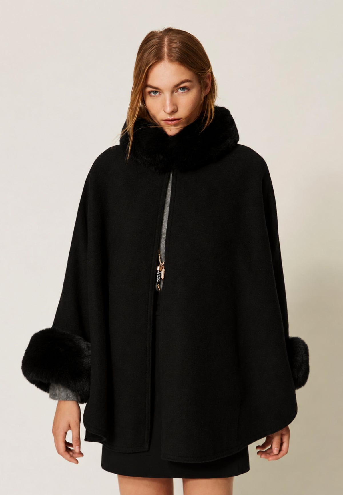 Twinset Poncho in Panno con Collo e Polsini in Faux Fur - Nero