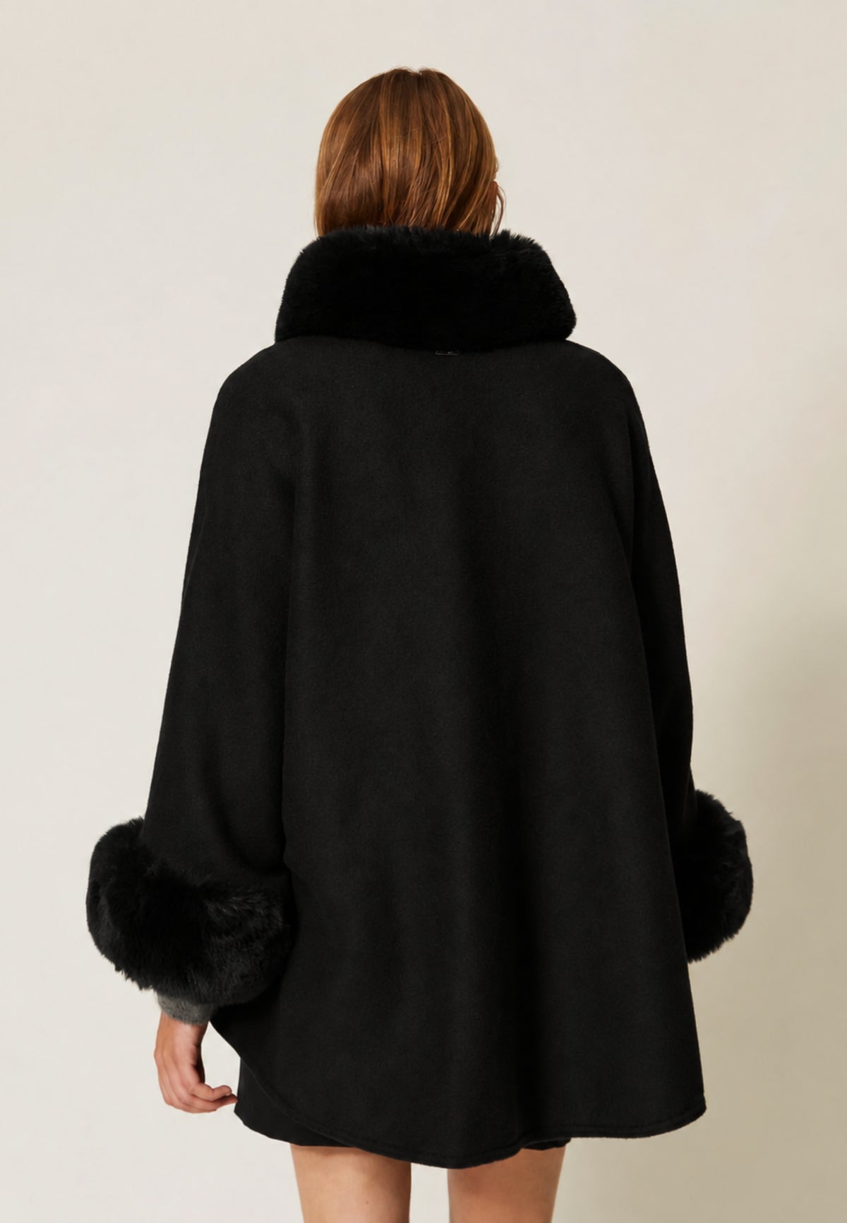 Twinset Poncho in Panno con Collo e Polsini in Faux Fur - Nero