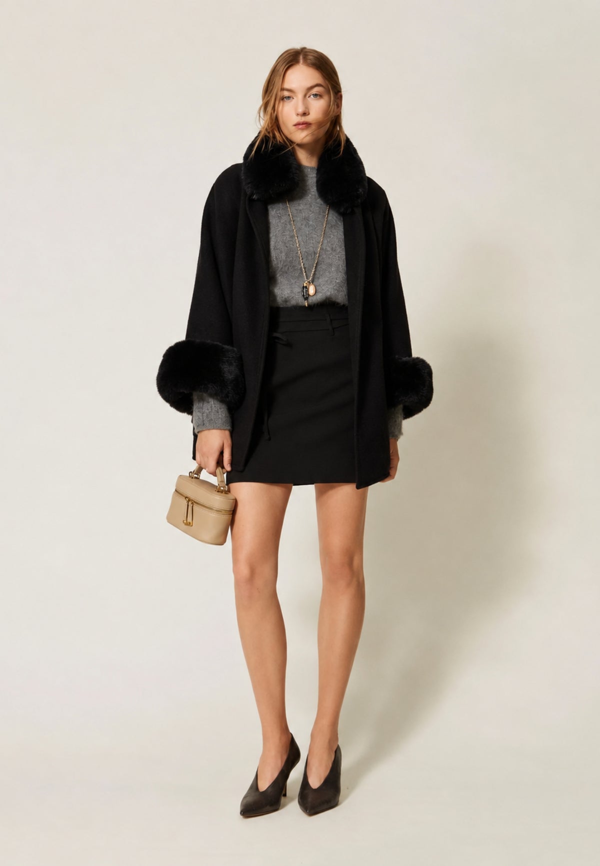 Twinset Poncho in Panno con Collo e Polsini in Faux Fur - Nero
