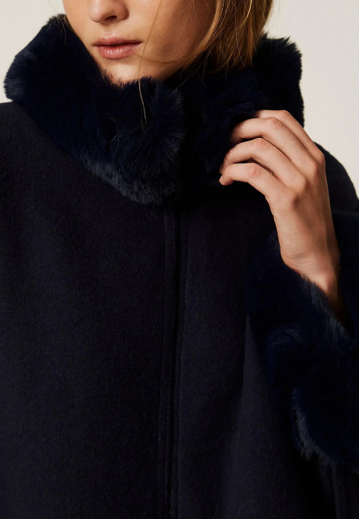 Twinset Poncho in Panno con Collo e Polsini in Faux Fur - Classic Blue