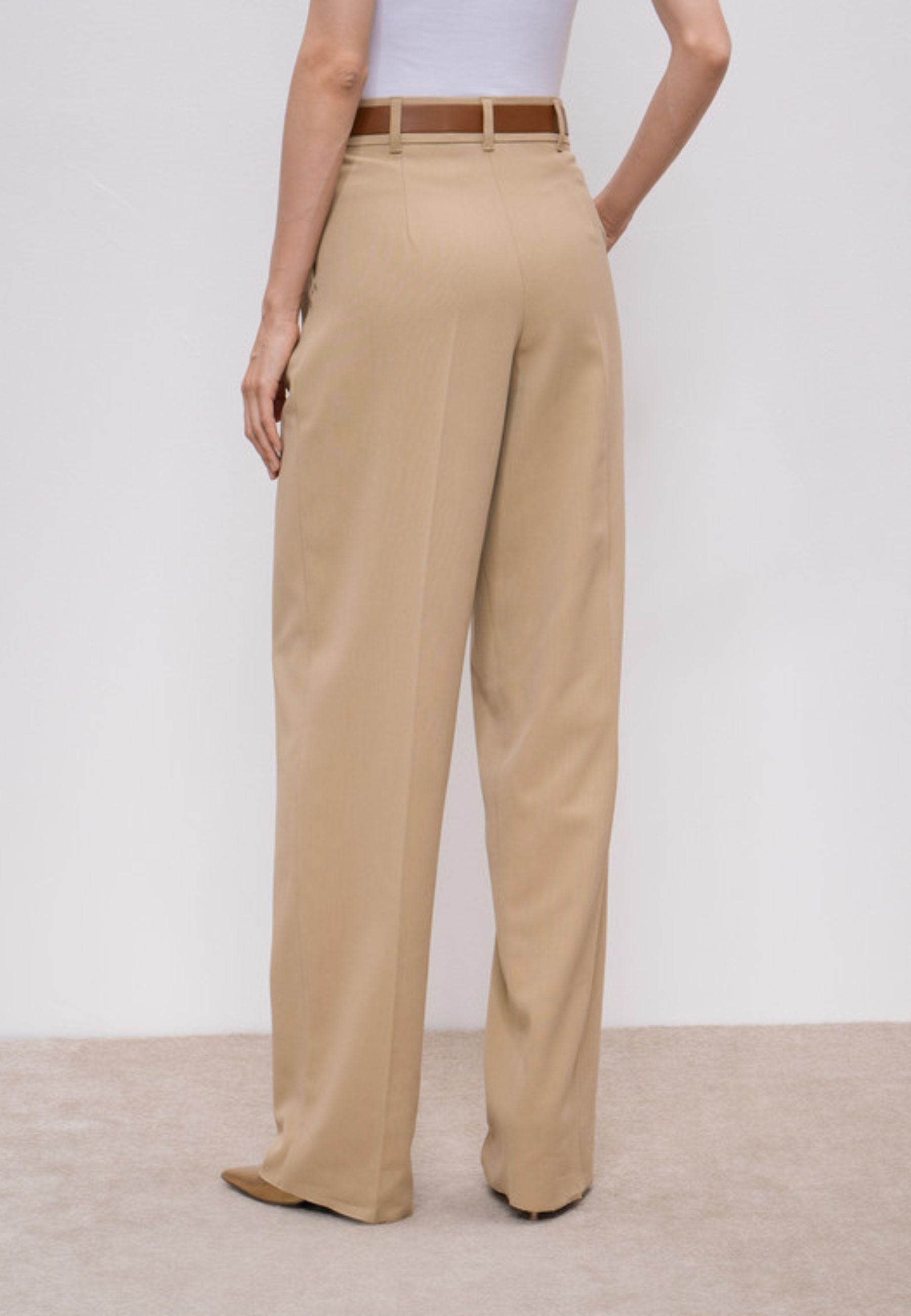 Pantalone donna dalla linea elegante e contemporanea