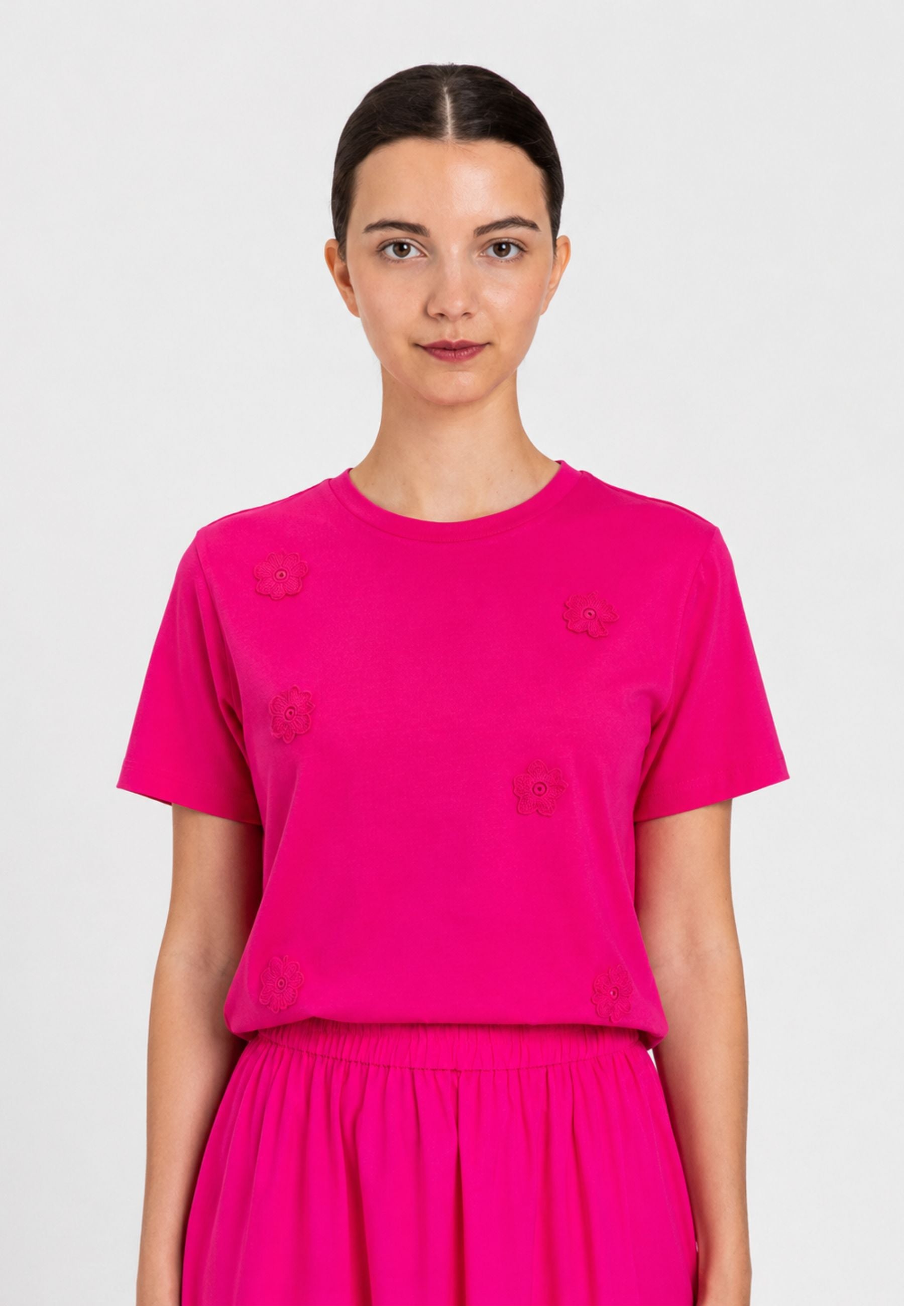 T-shirt fitted con fiori crochet