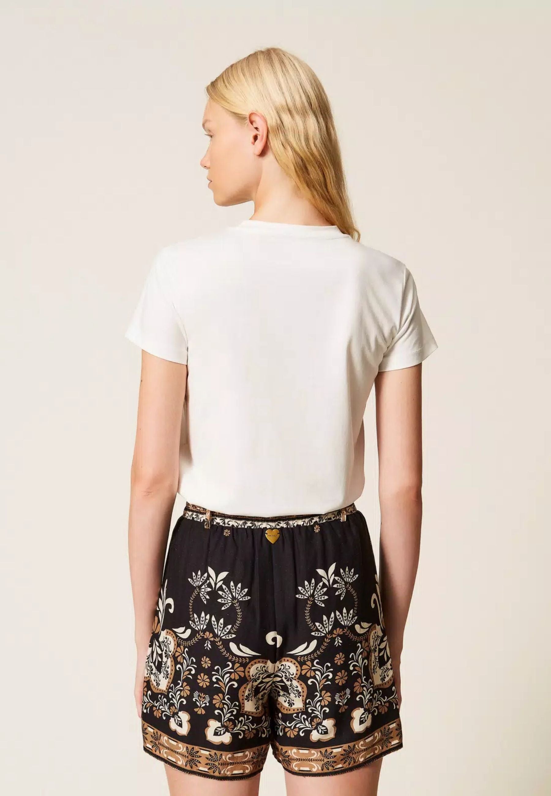 T-shirt con Logo Patch Ricamato