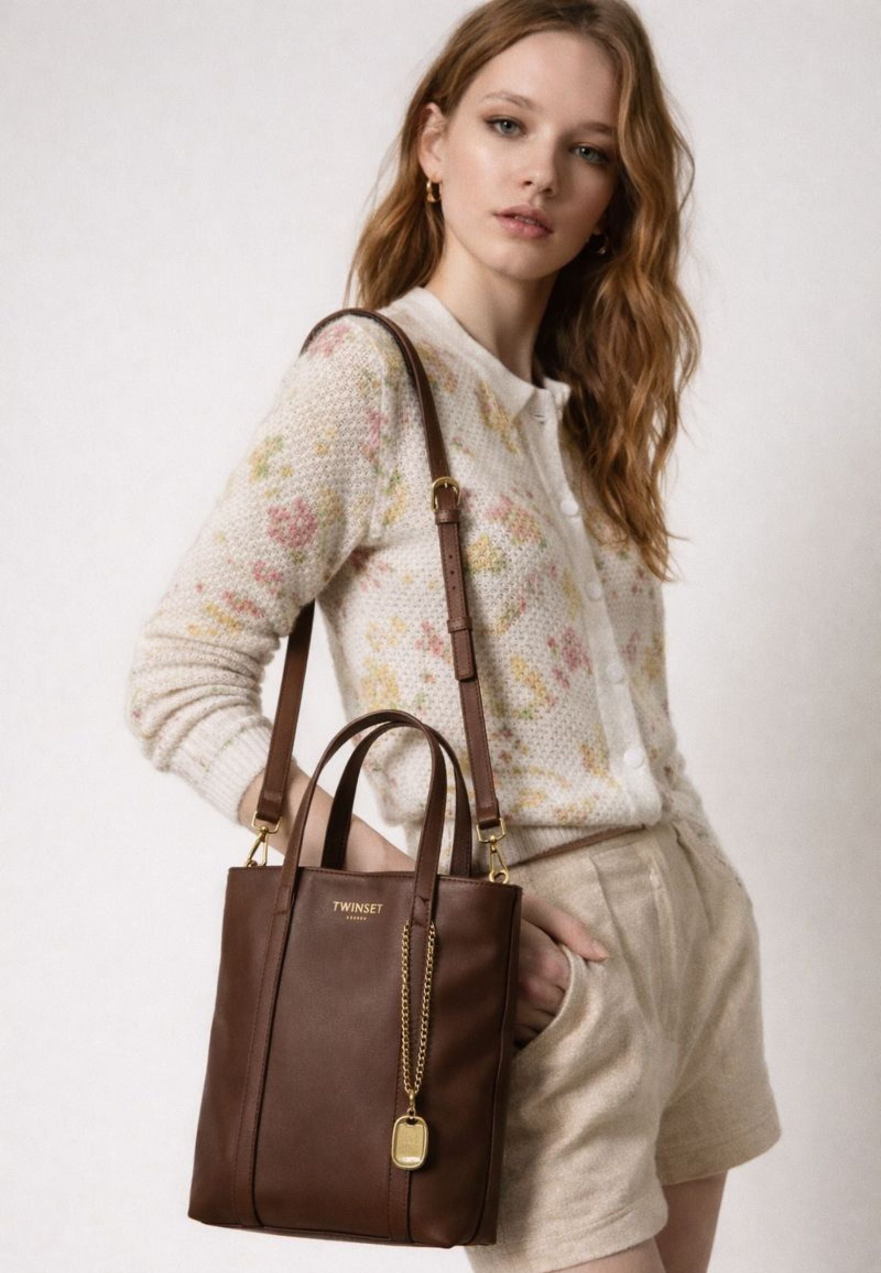 Borsa shopper in pelle con charm