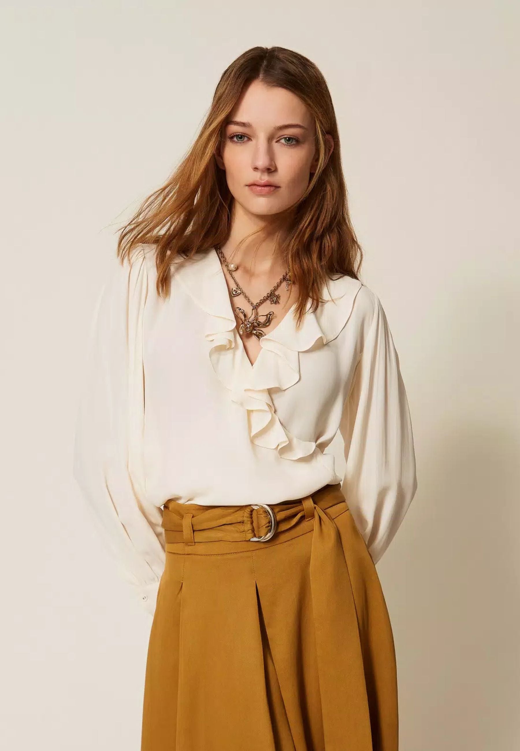 Blusa in crêpe de Chine con volant
