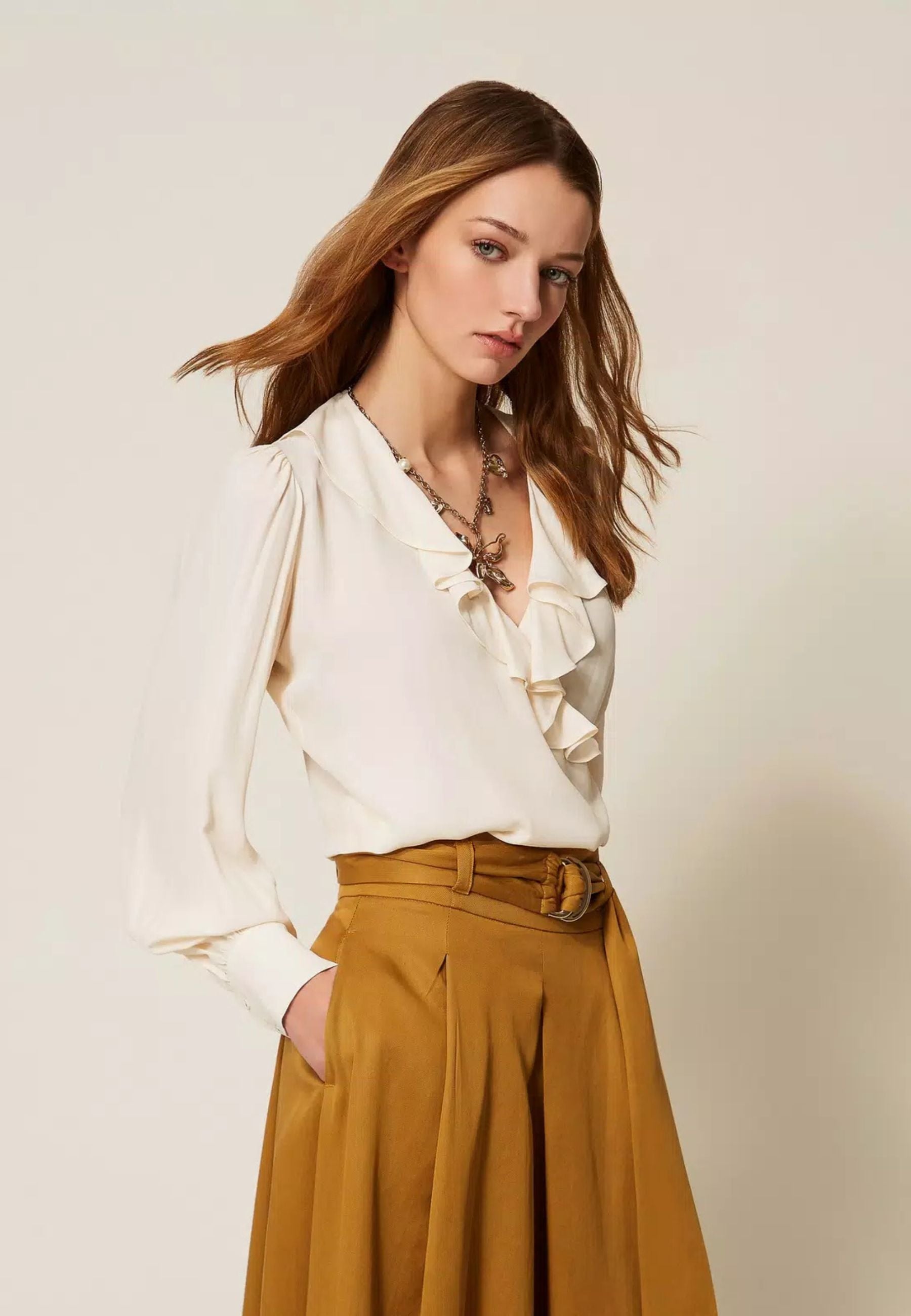 Blusa in crêpe de Chine con volant