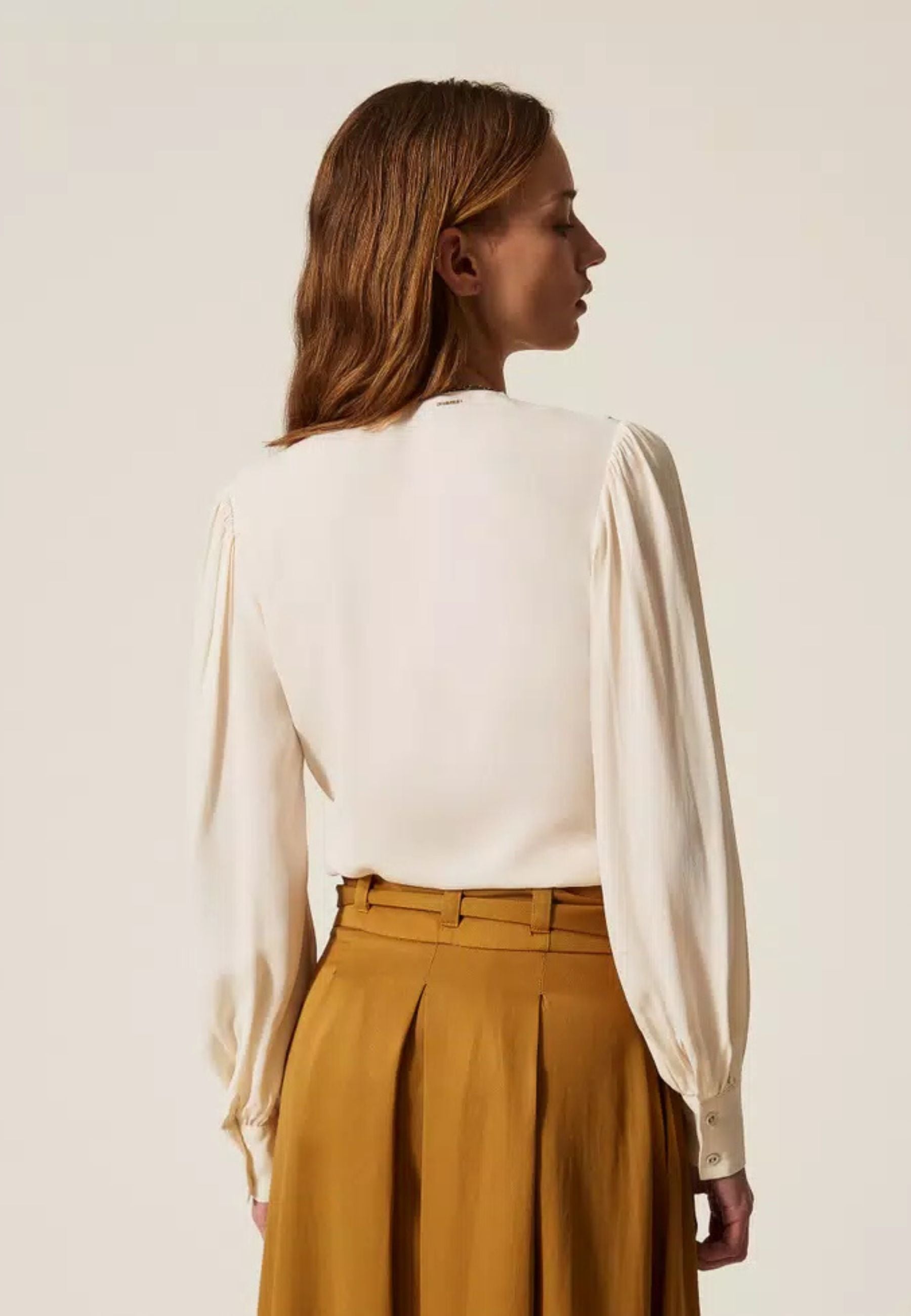 Blusa in crêpe de Chine con volant