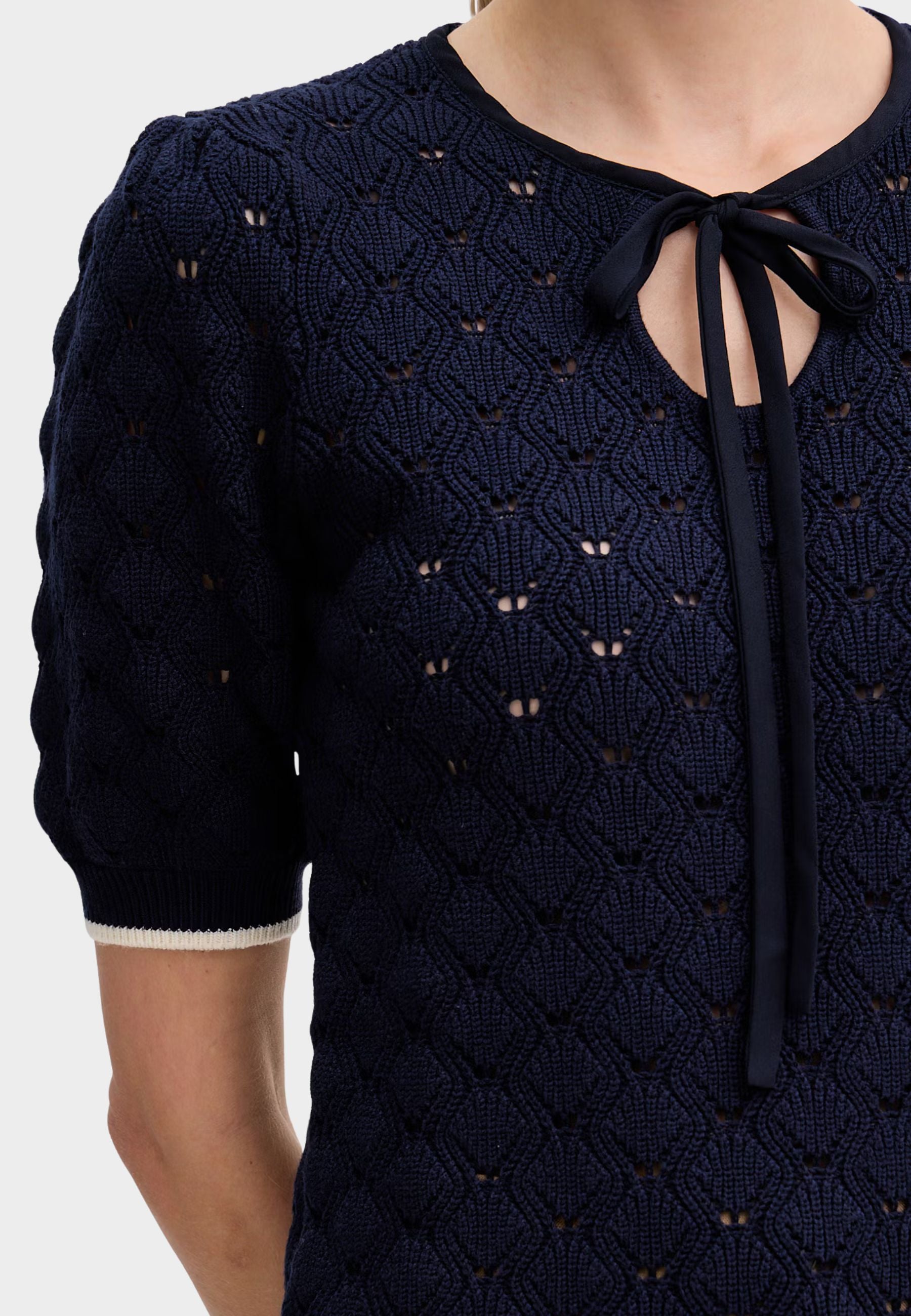 Maglia Twinset traforata con fiocco al collo