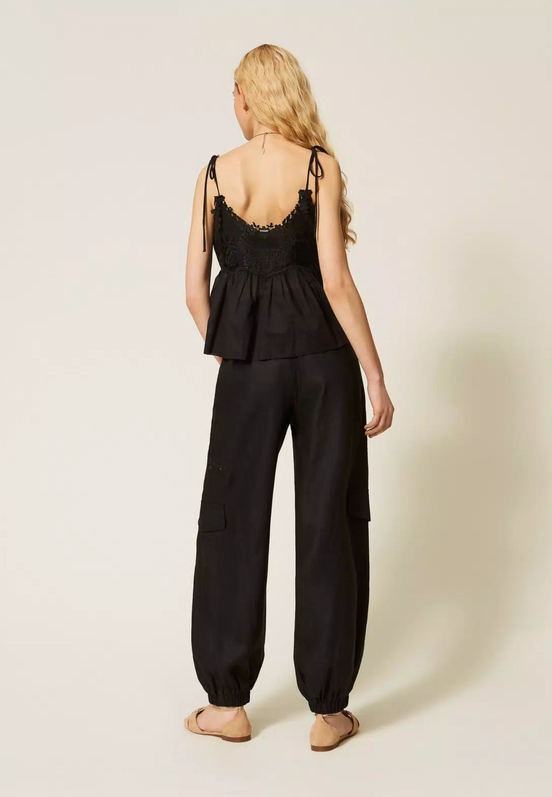 Pantaloni joggers in lino e sangallo