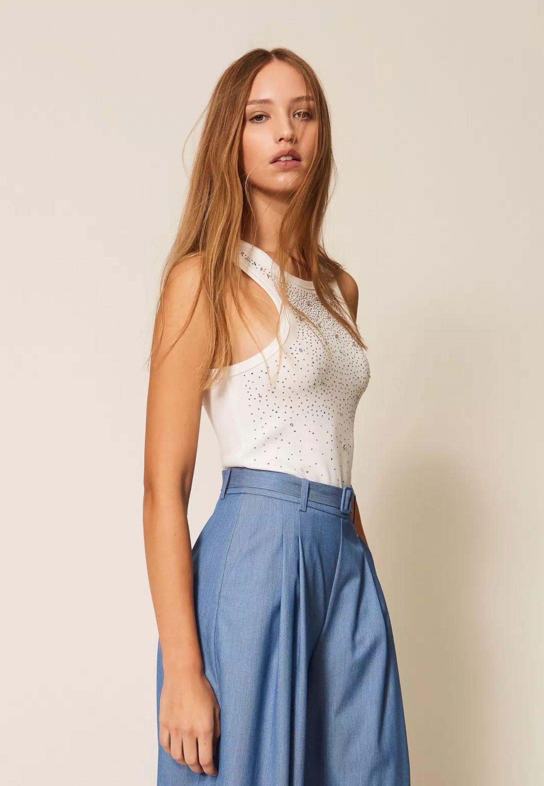 Top a costine con ricamo Actitude