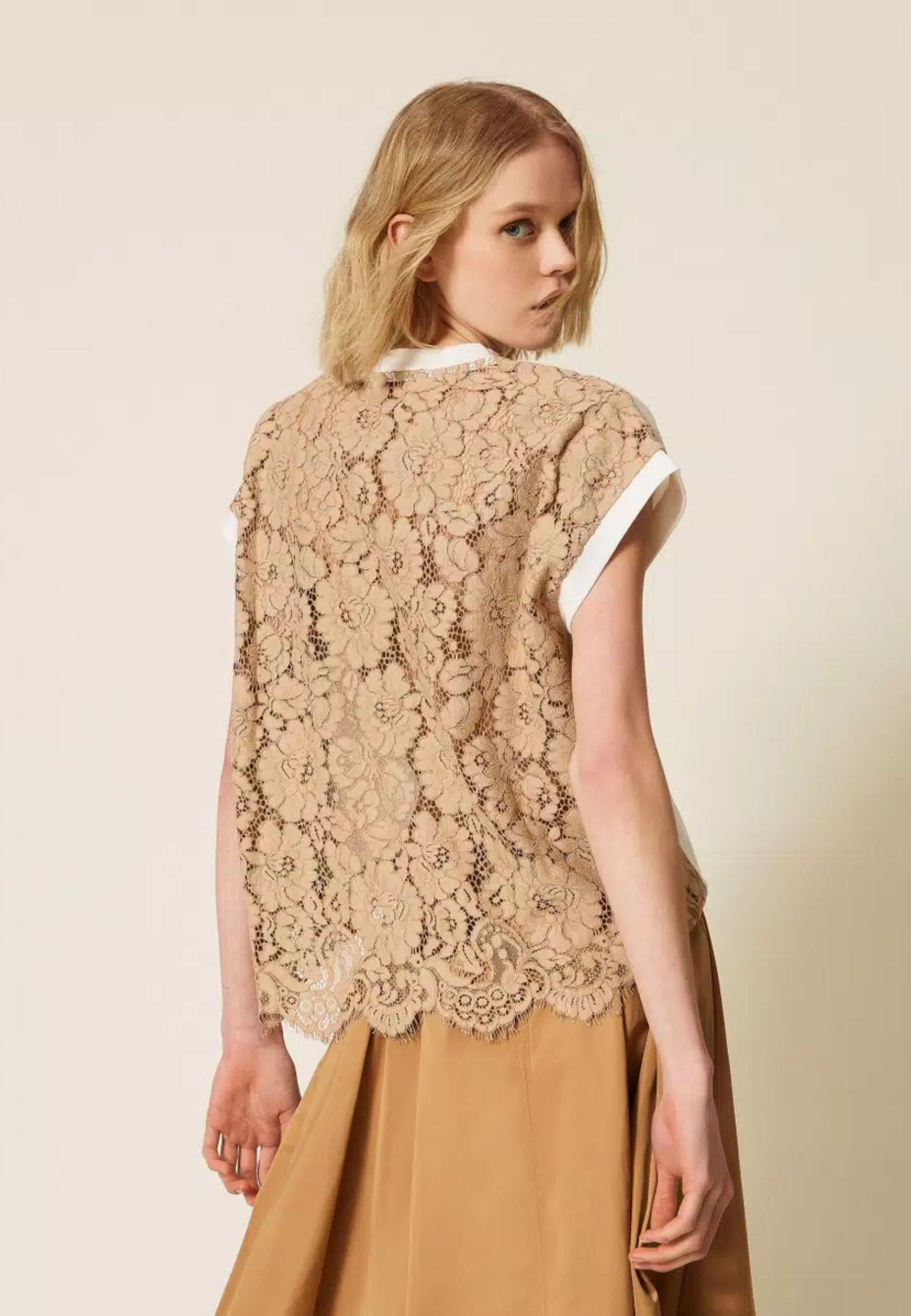 T-shirt Twinset con Pizzo e Logo Ricamato