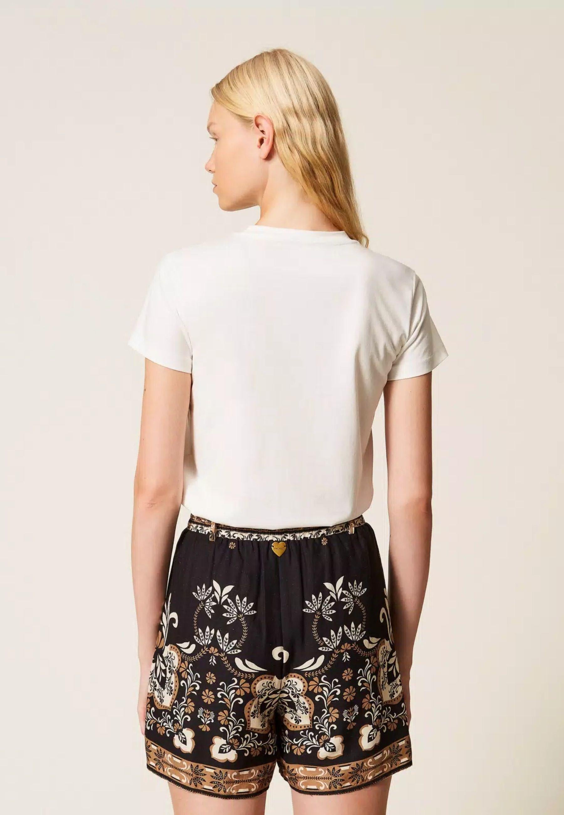 T-shirt con Logo Patch Ricamato