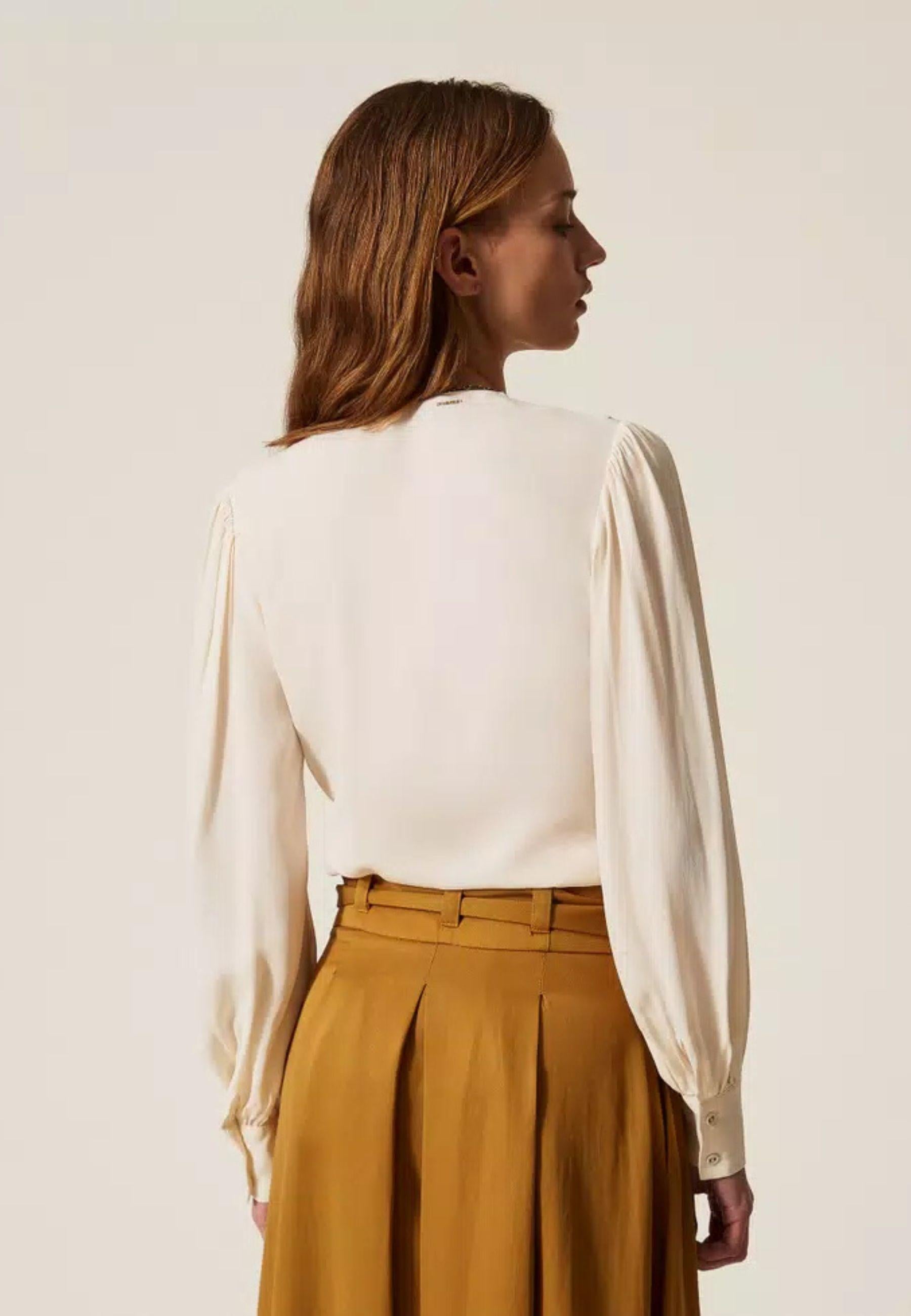 Blusa in crêpe de Chine con volant