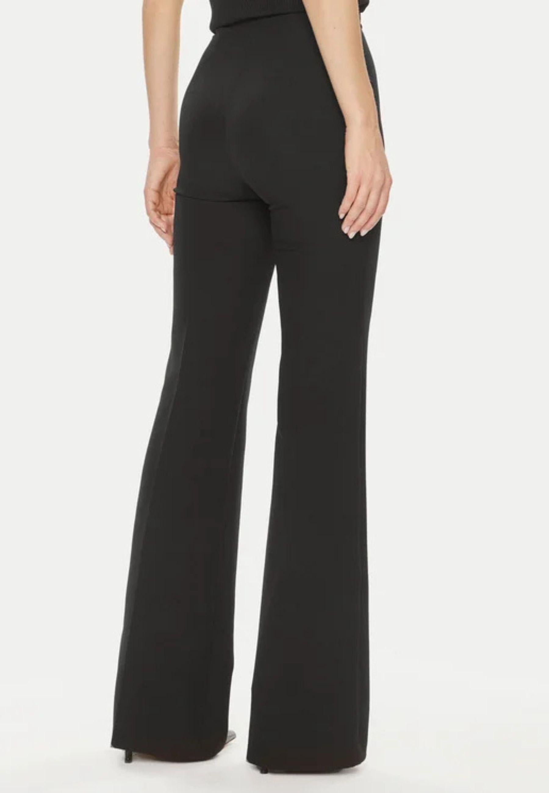 Pantalone nero a vita alta con gamba flare