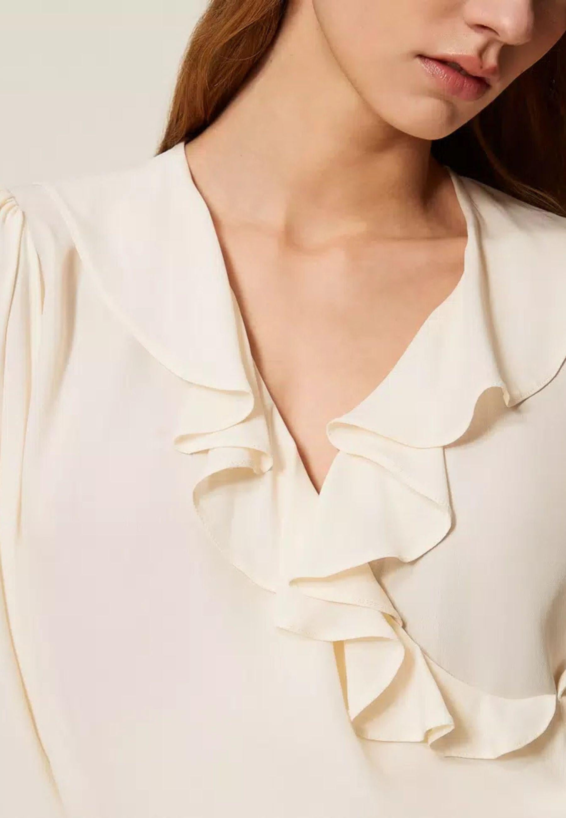 Blusa in crêpe de Chine con volant