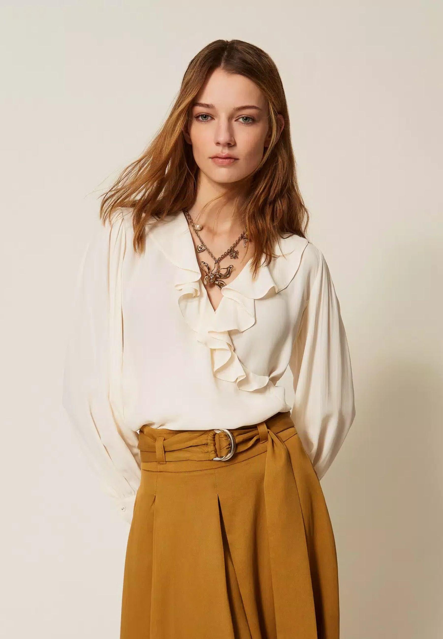 Blusa in crêpe de Chine con volant