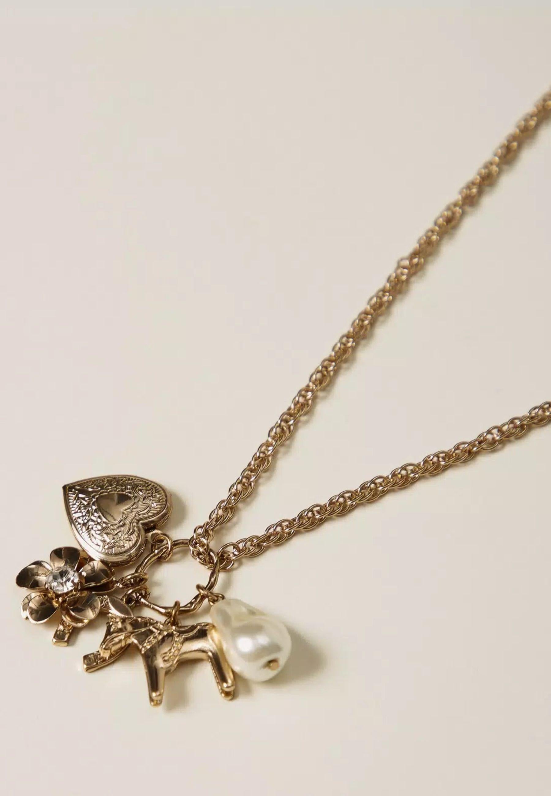 Collana con ciondoli e perla