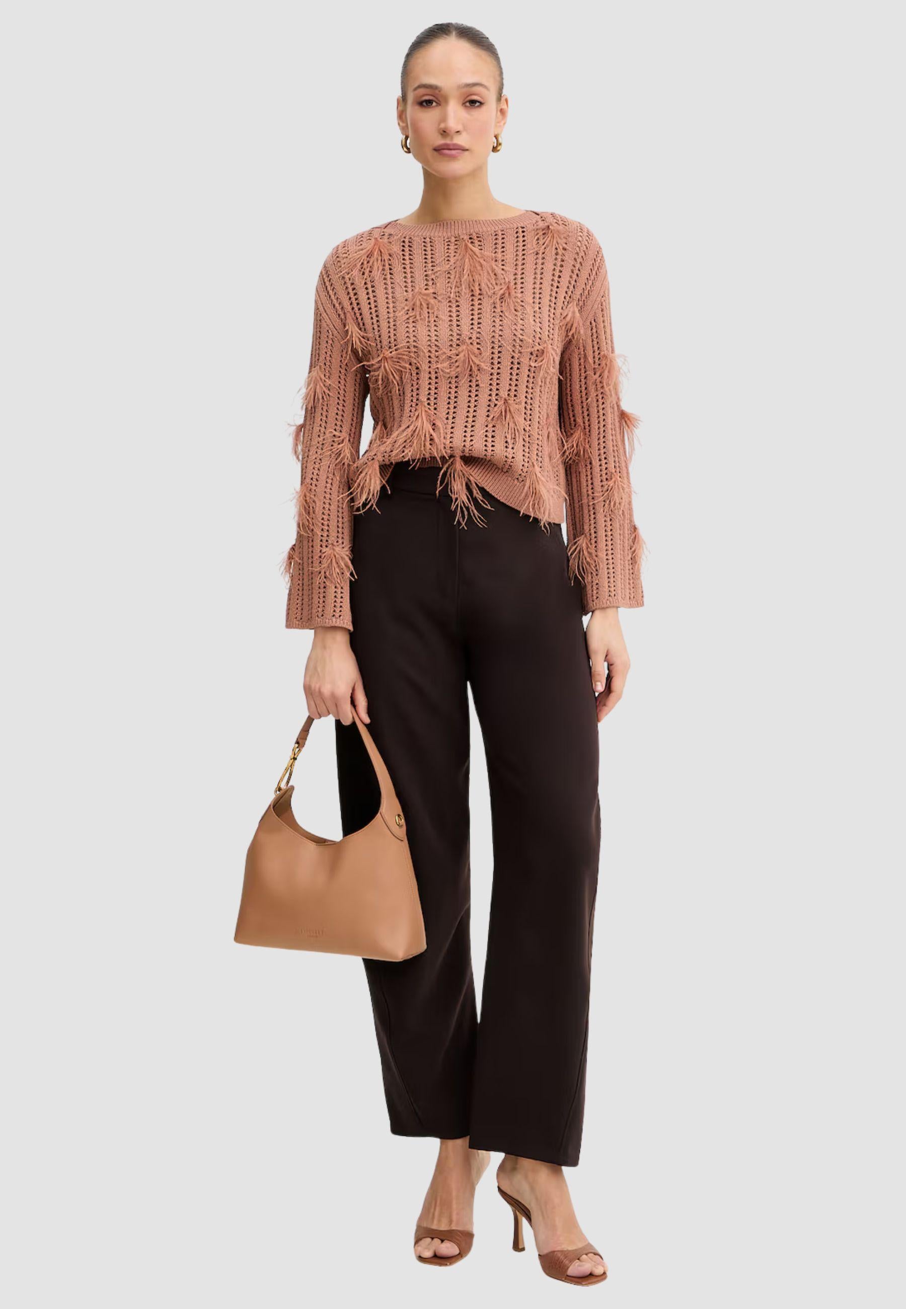 Maglione in maglia fine con piume di struzzo