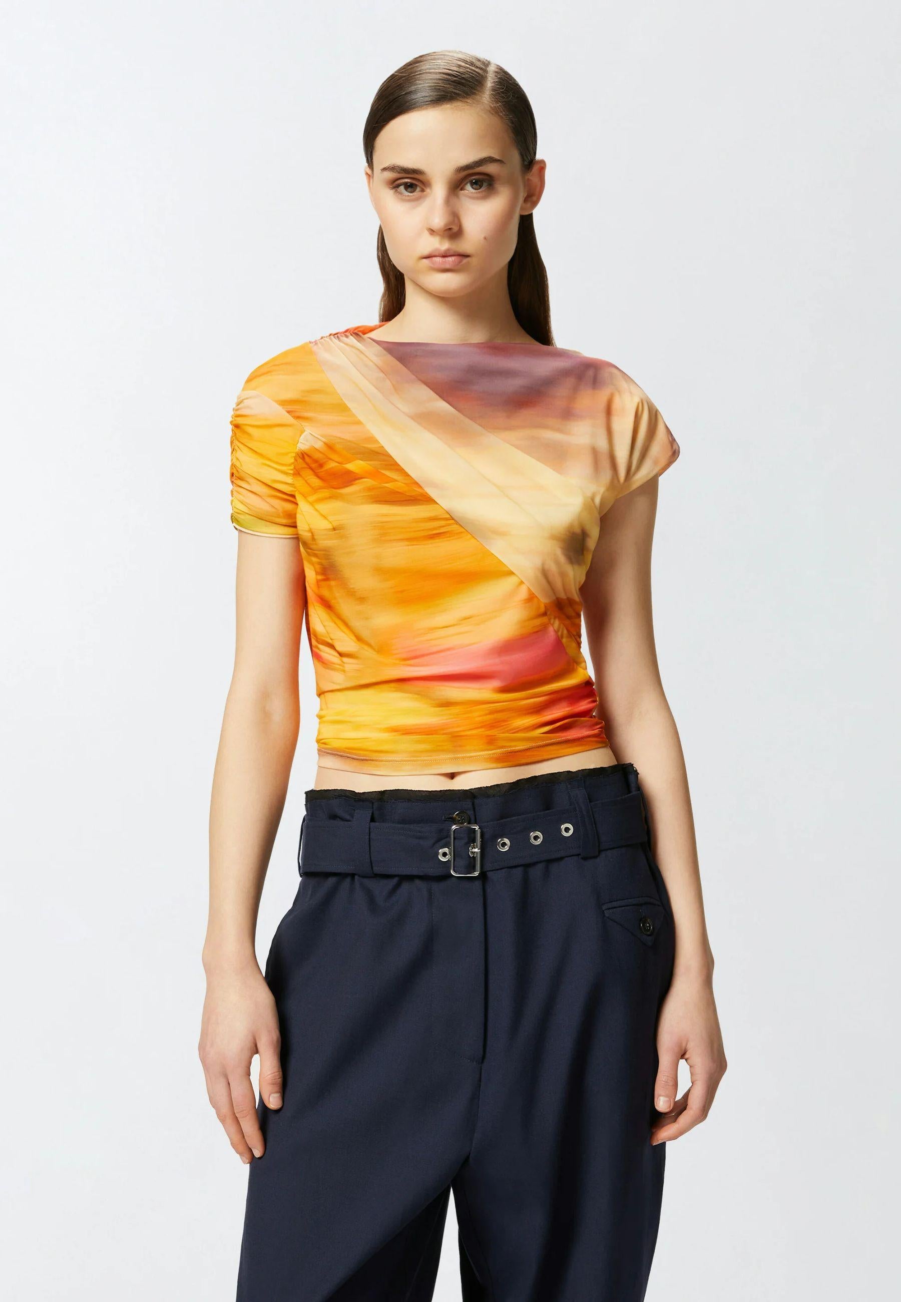 Top cropped in jersey con stampa paesaggio astratta