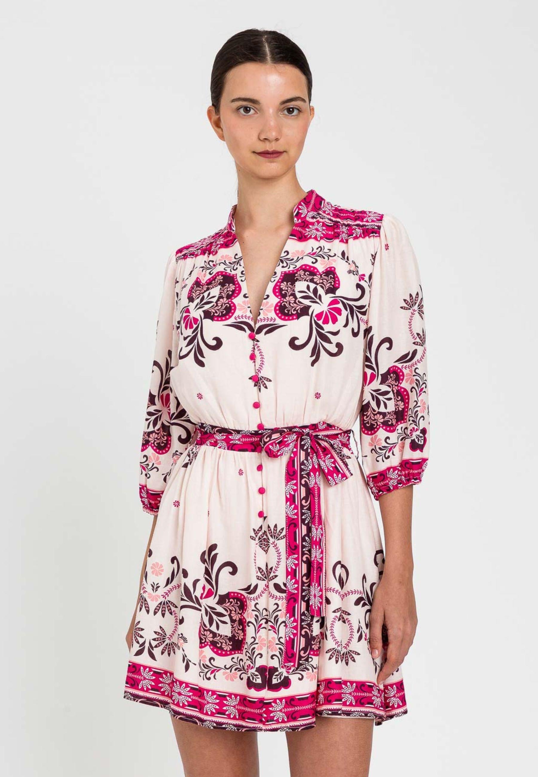 Abito corto fantasia con cintura - Stile boho chic e femminile
