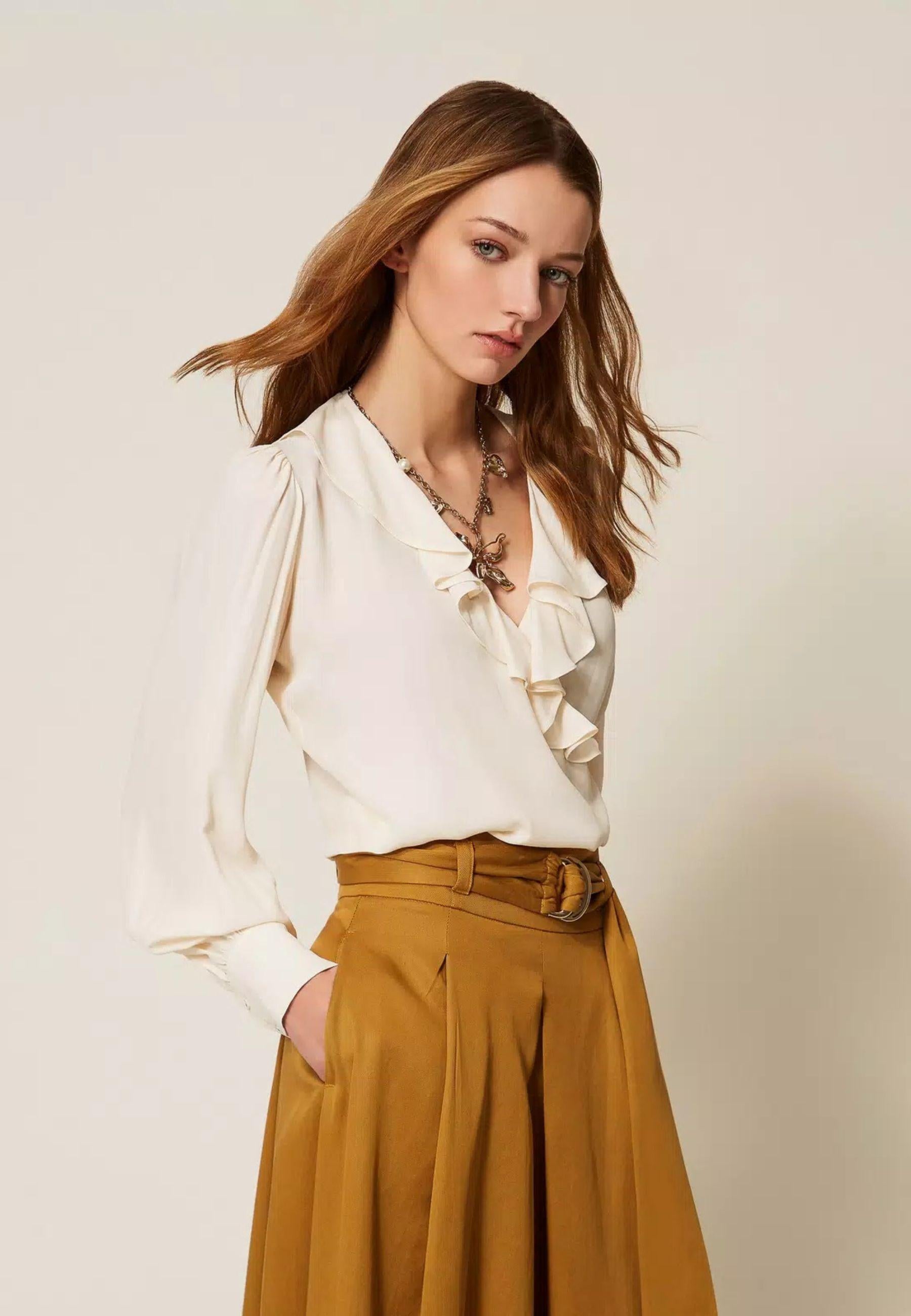 Blusa in crêpe de Chine con volant