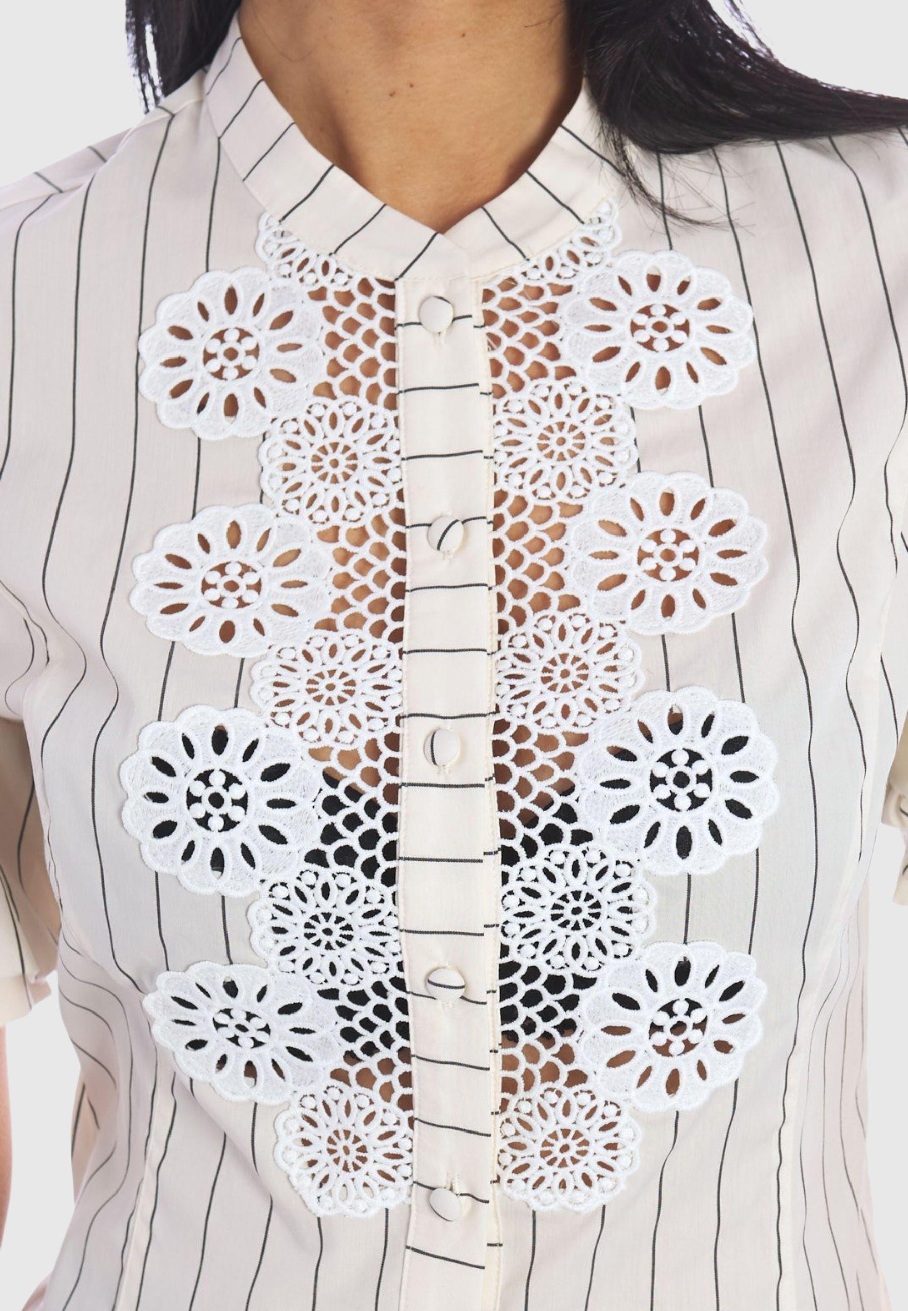 Camicia in popeline a righe con macramè