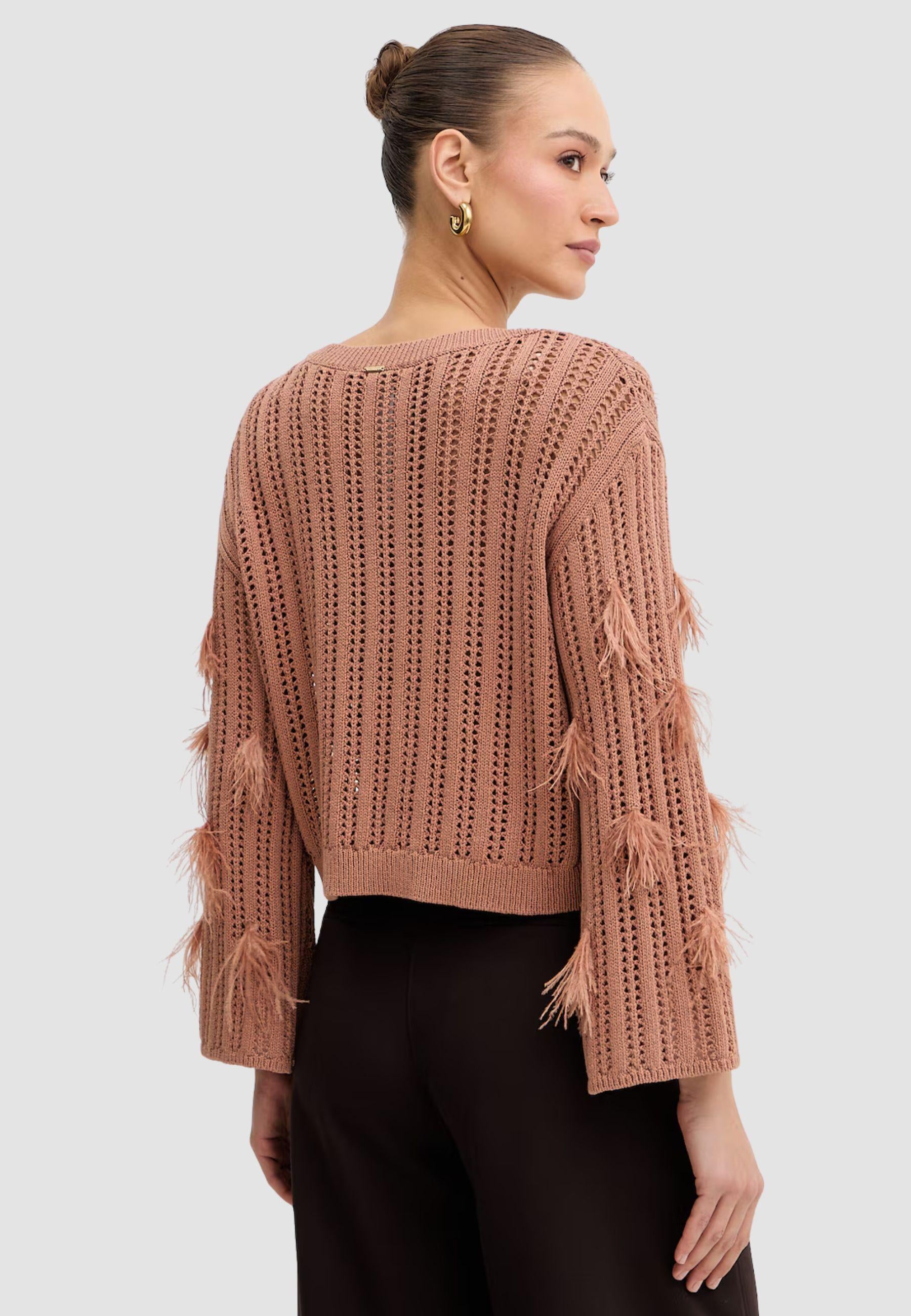 Maglione in maglia fine con piume di struzzo
