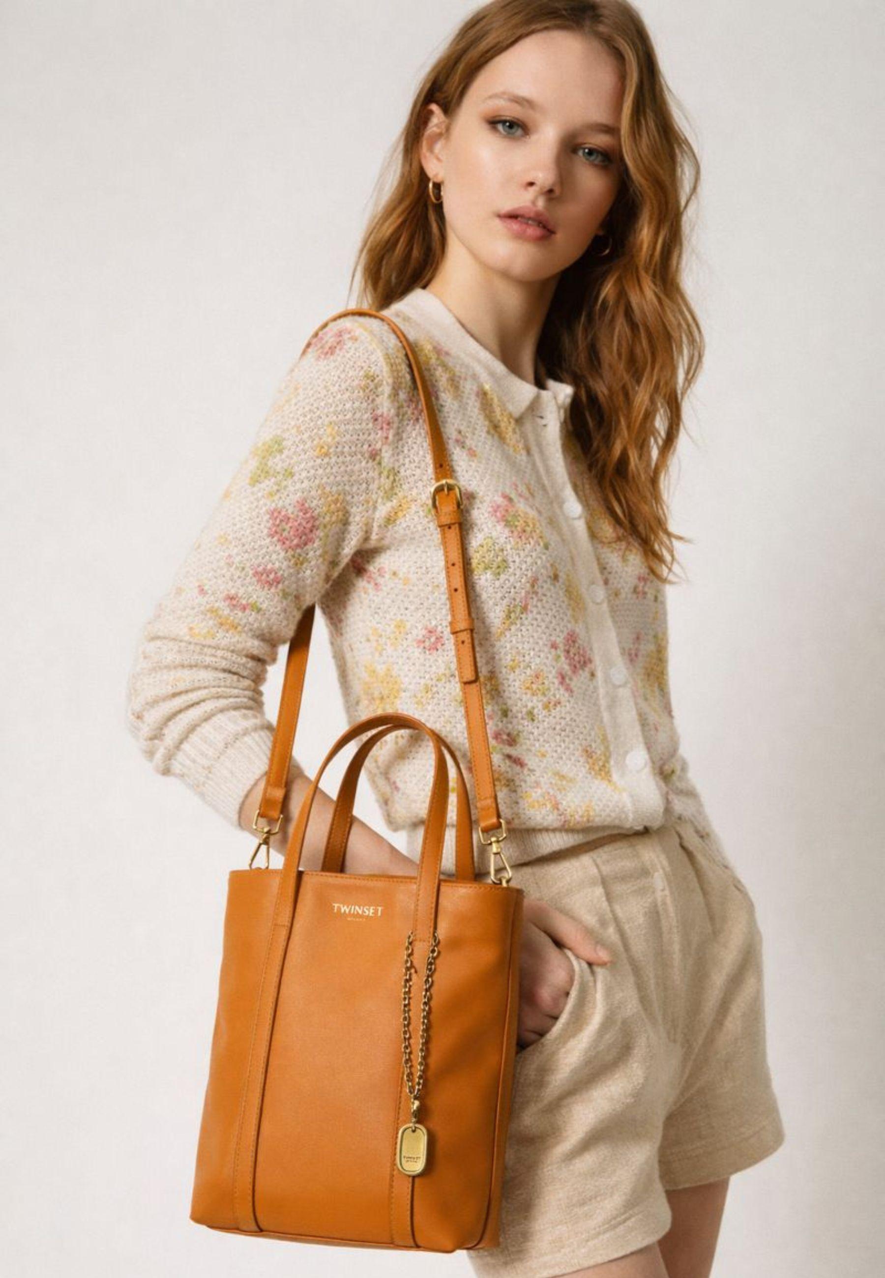 Borsa shopper in pelle con charm