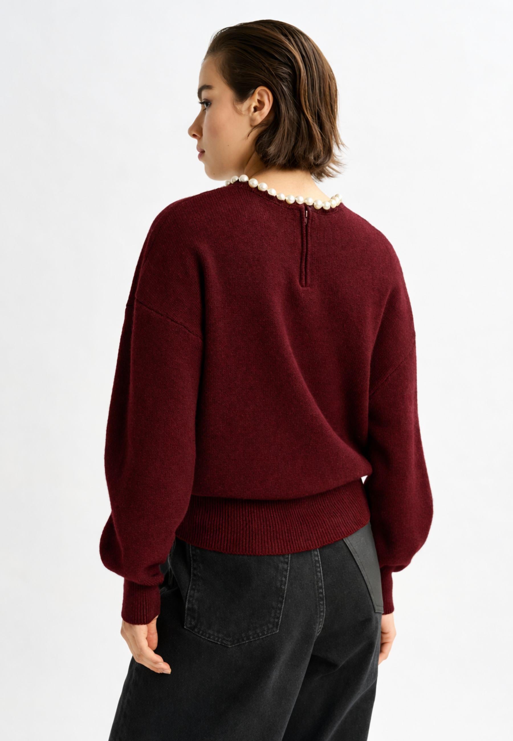 Maglia con perle su scollo