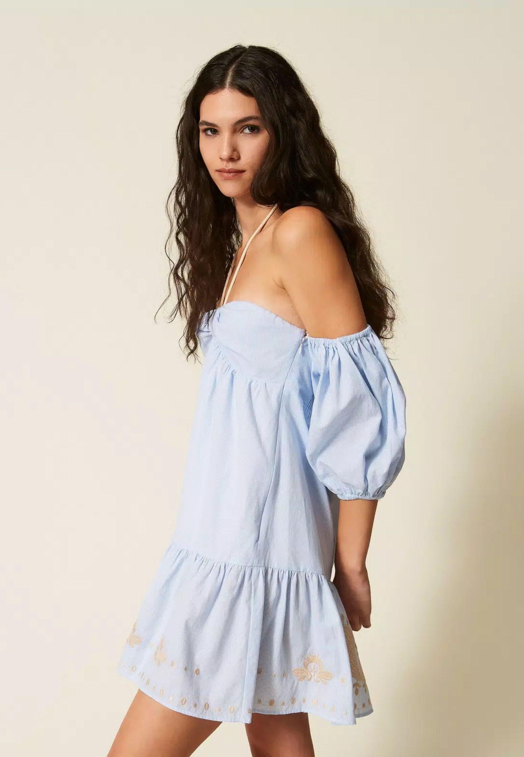 Abito corto off-shoulder a righe con ricamo - Actitude