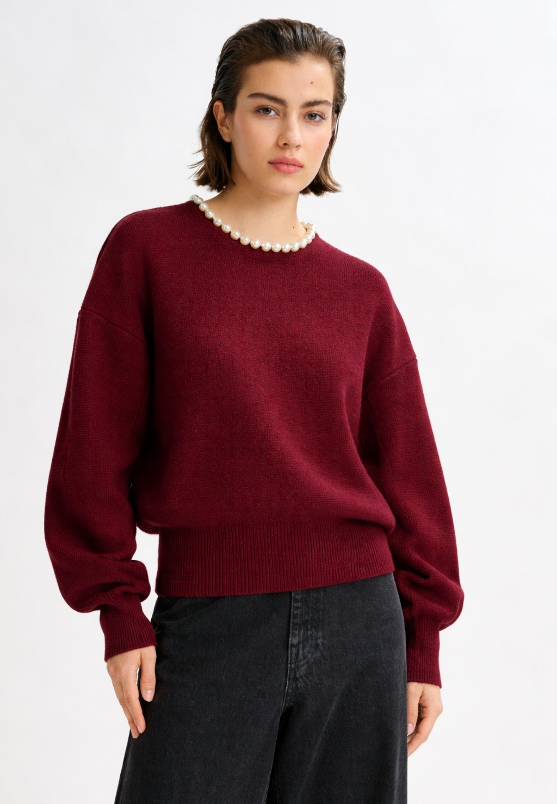 Maglia con perle su scollo