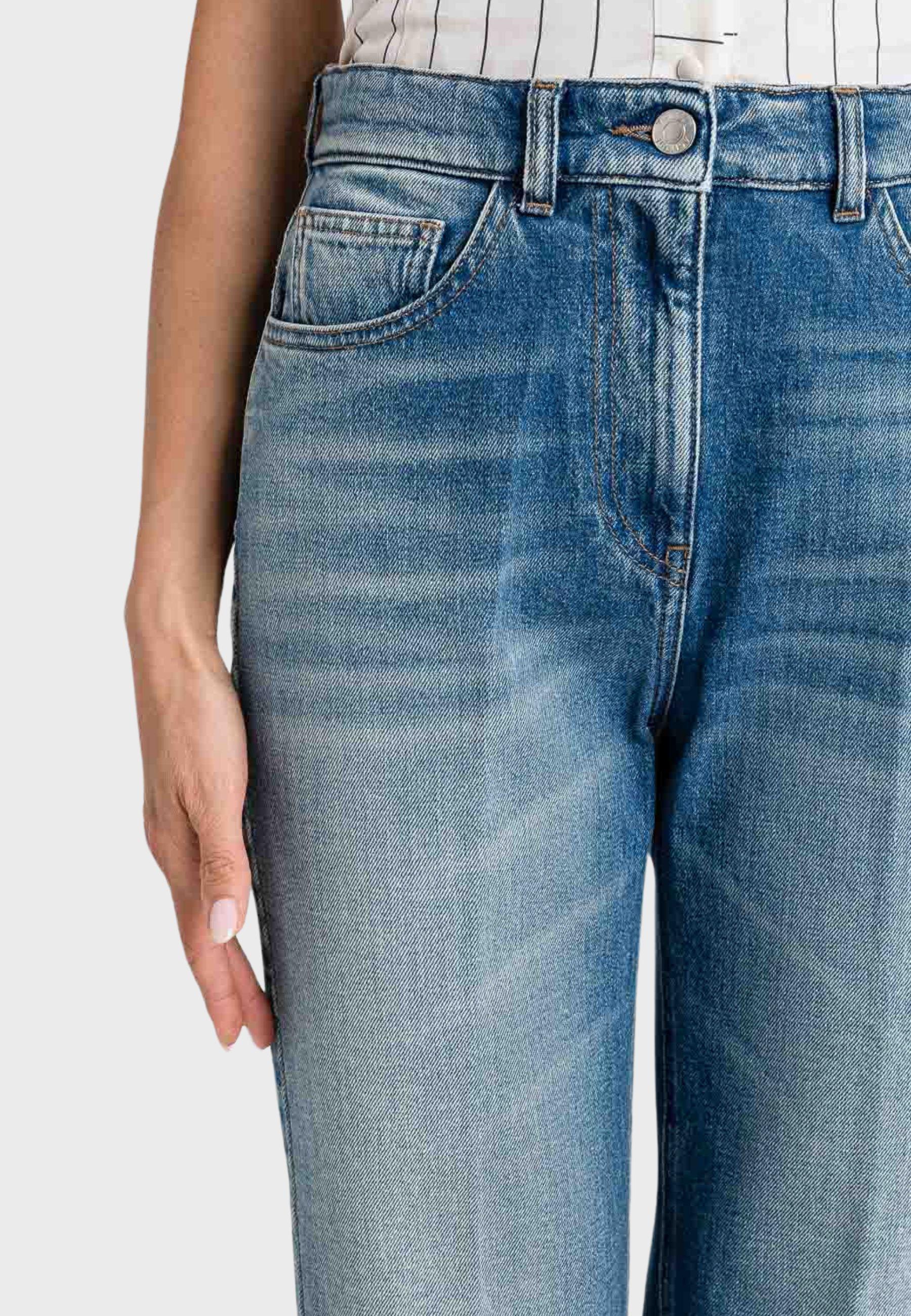 Jeans blu con ricamo del logo