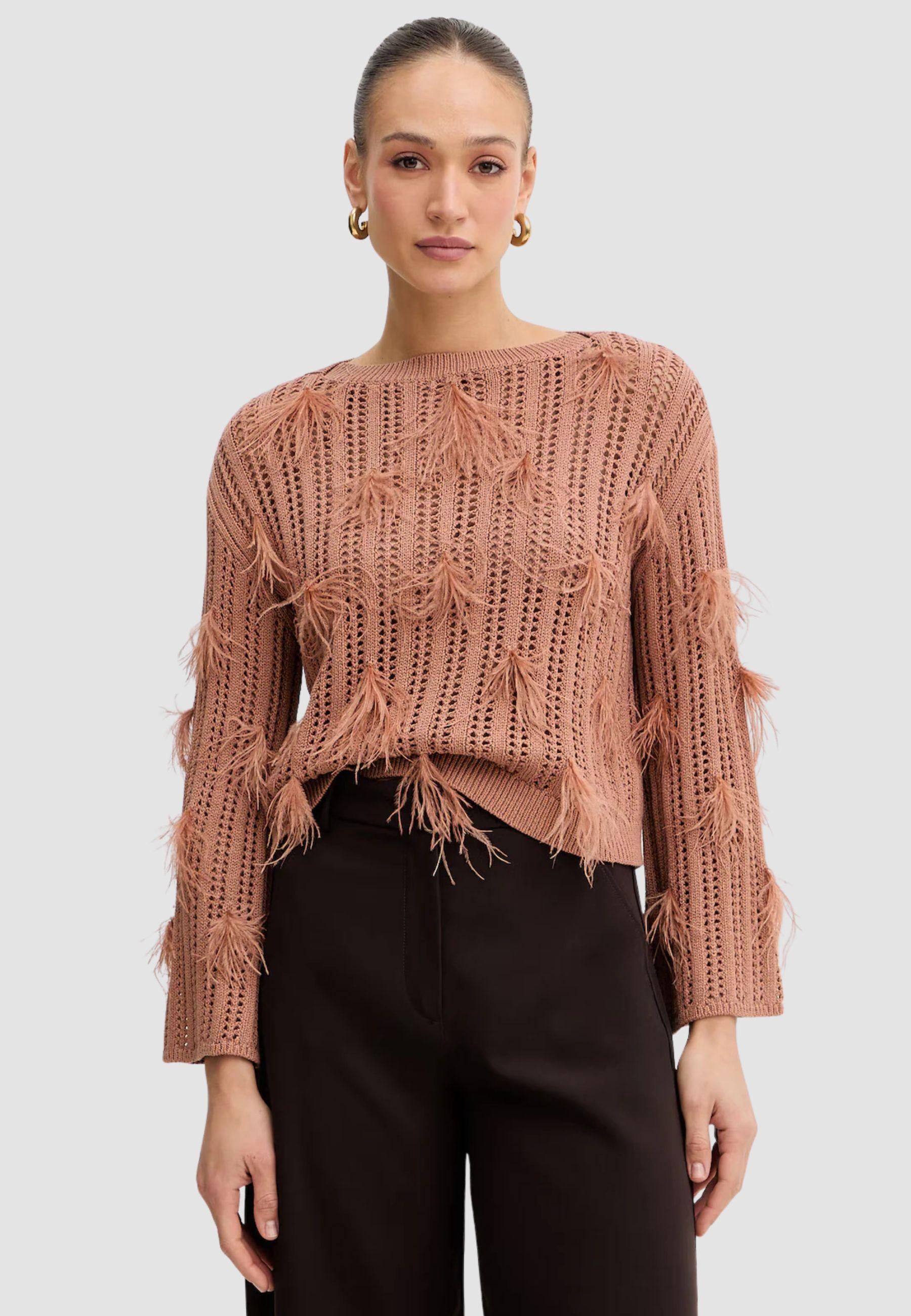 Maglione in maglia fine con piume di struzzo