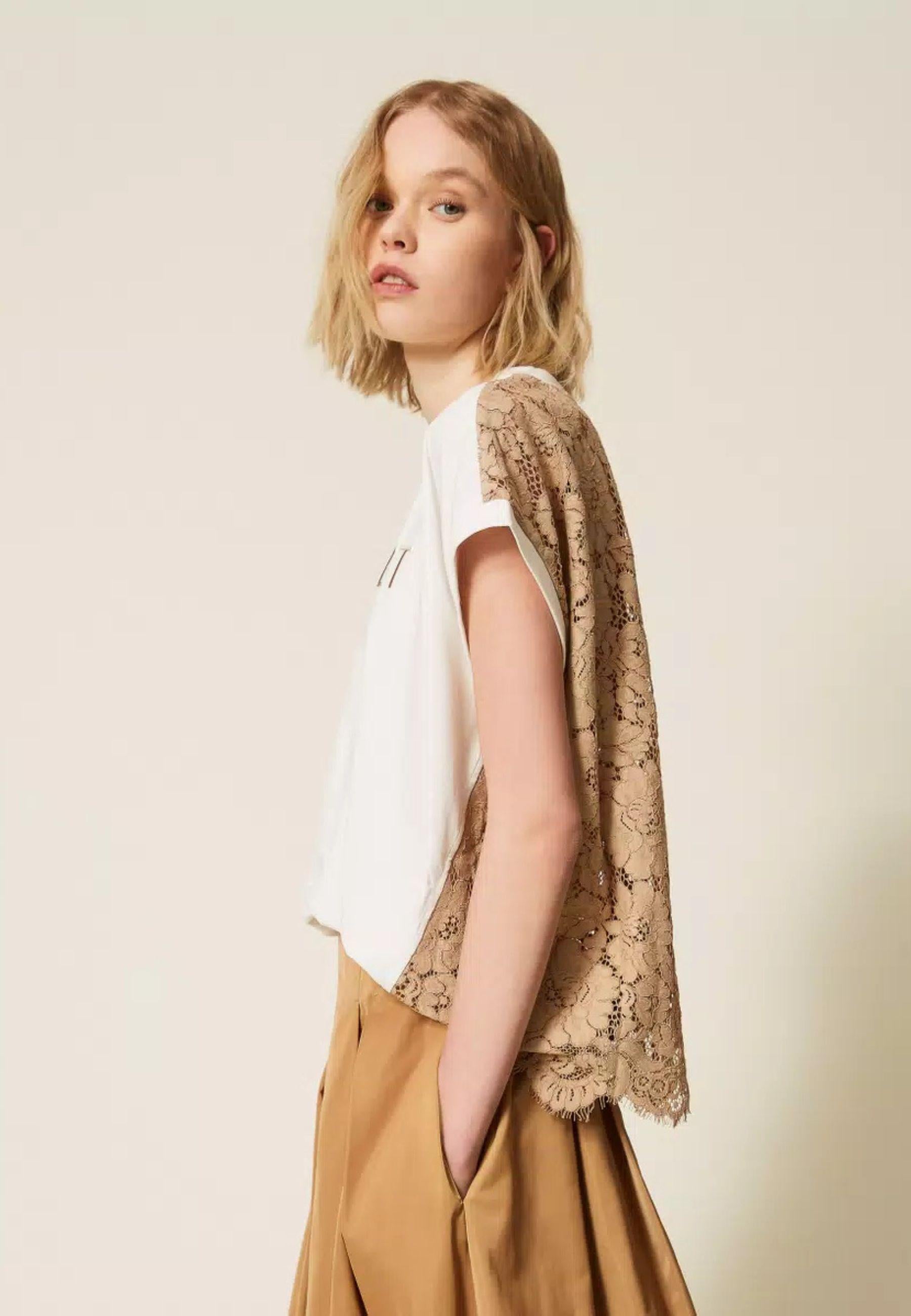 T-shirt Twinset con Pizzo e Logo Ricamato