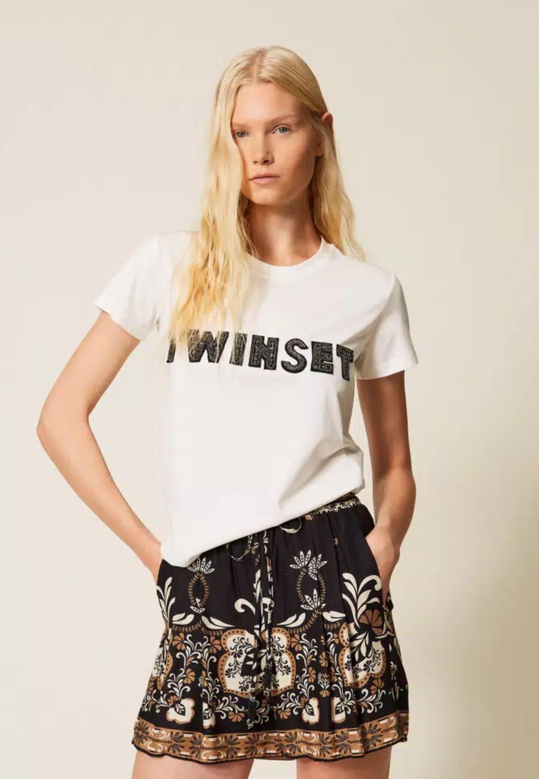 T-shirt con Logo Patch Ricamato