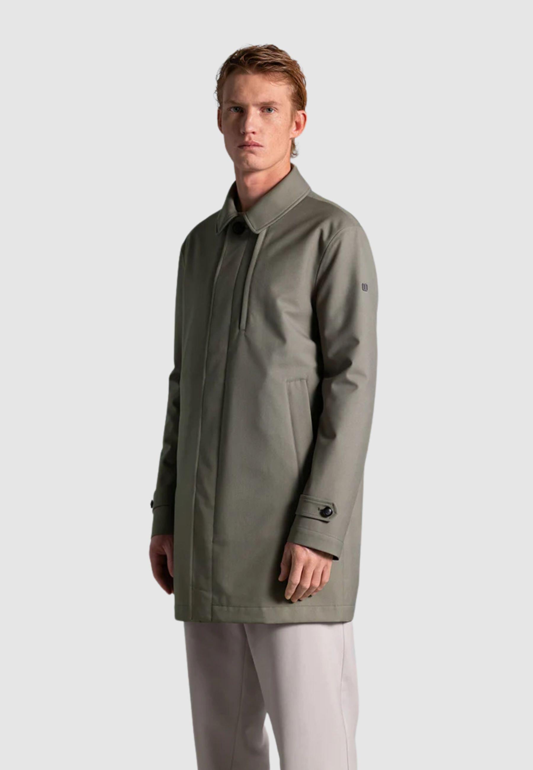 Cappotto realizzato in tessuto 3-Layer di lana tecnica