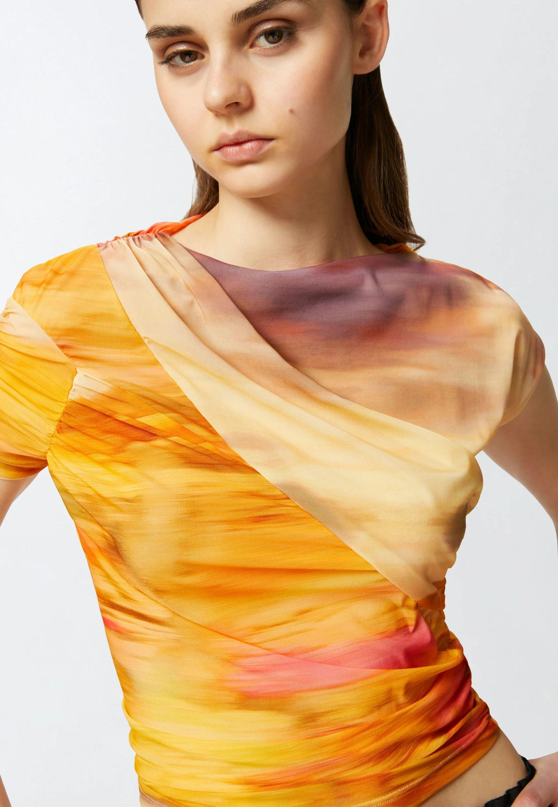 Top cropped in jersey con stampa paesaggio astratta