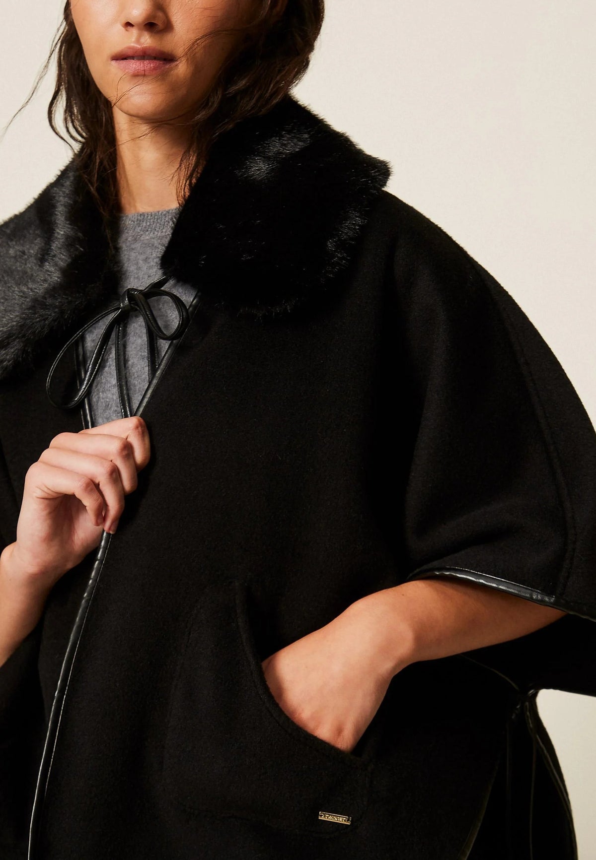 TWINSET - Poncho nero con collo effetto pelliccia