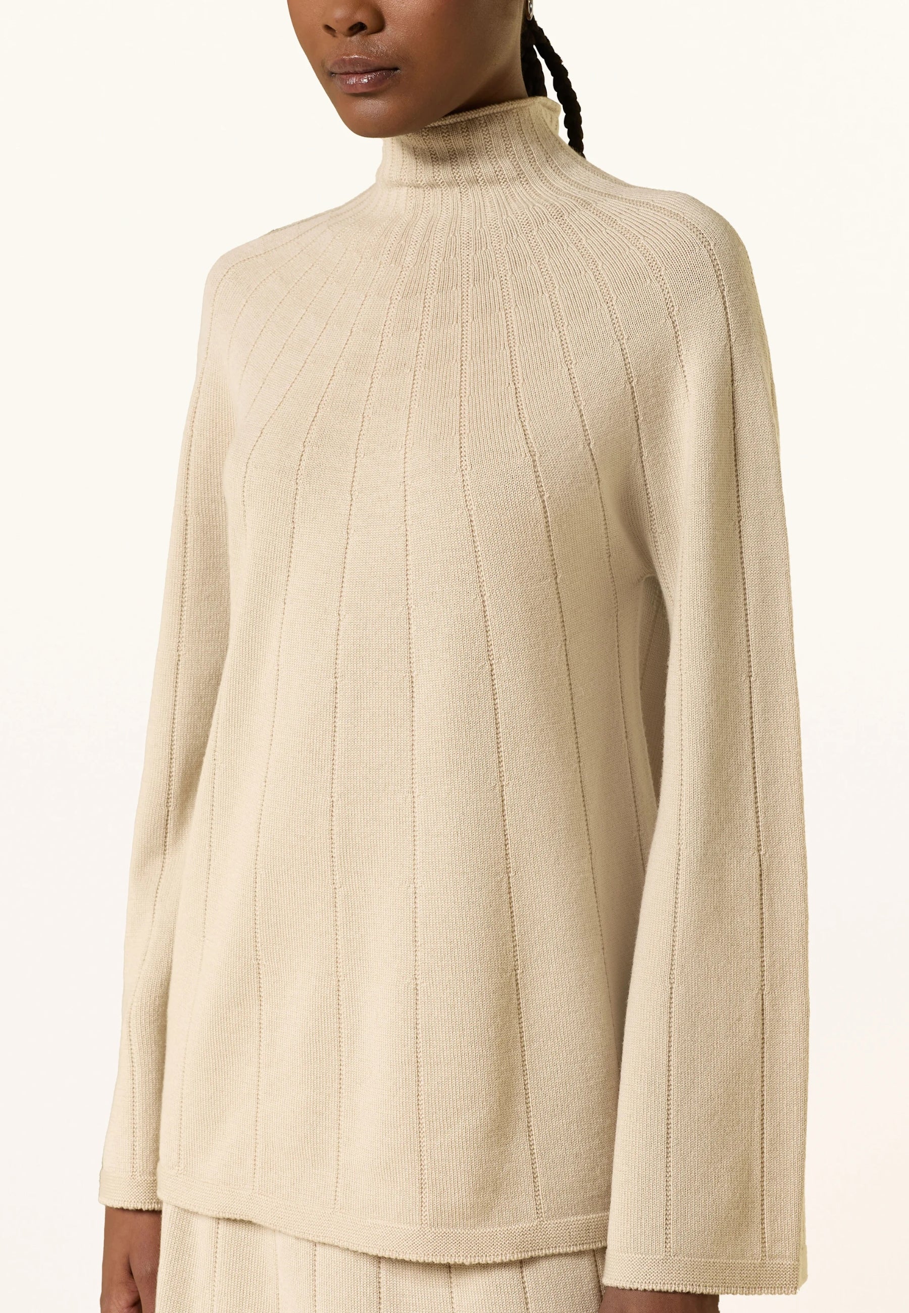 Maglia in lana vergine a coste con collo alto 