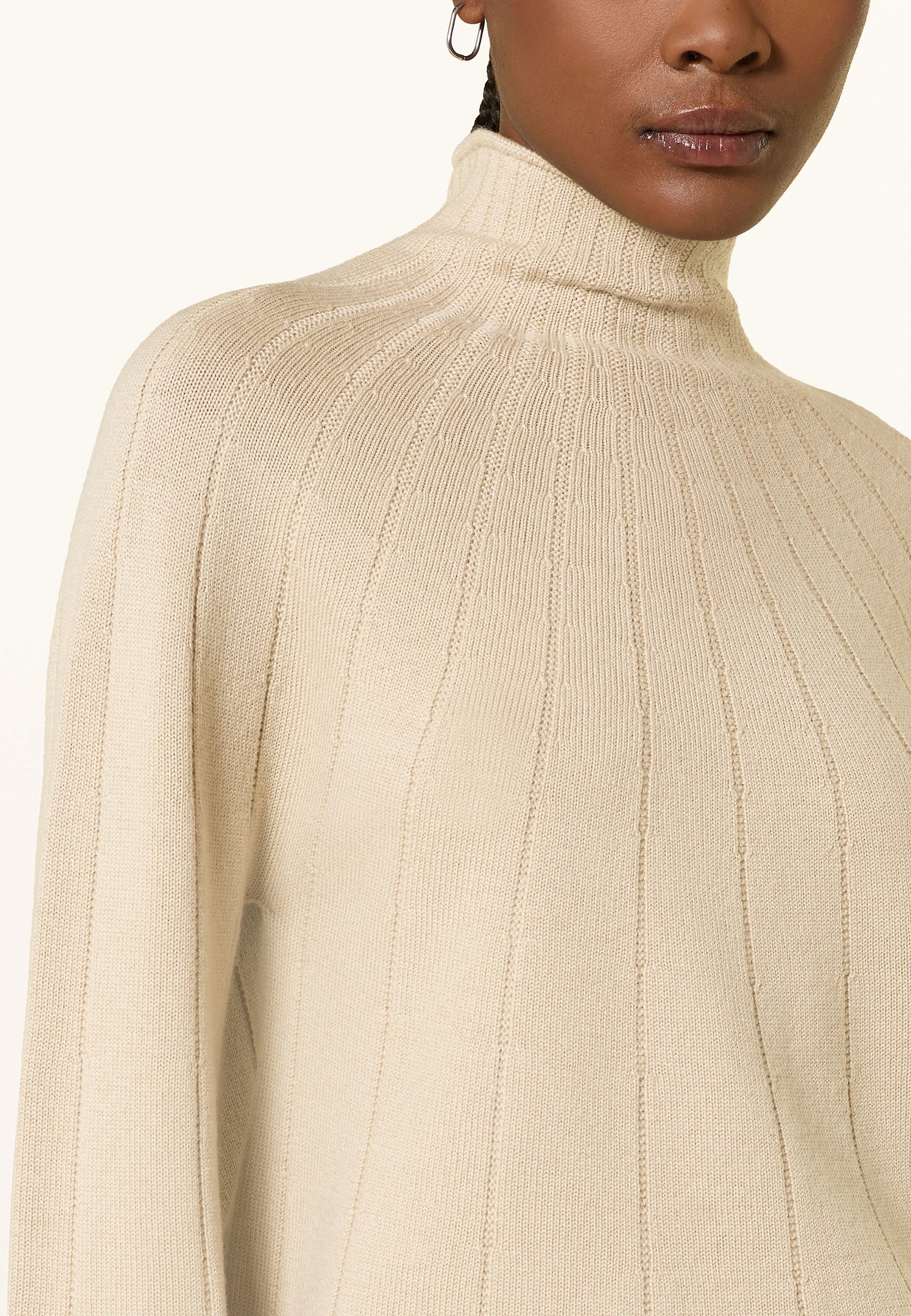 Maglia in lana vergine a coste con collo alto 
