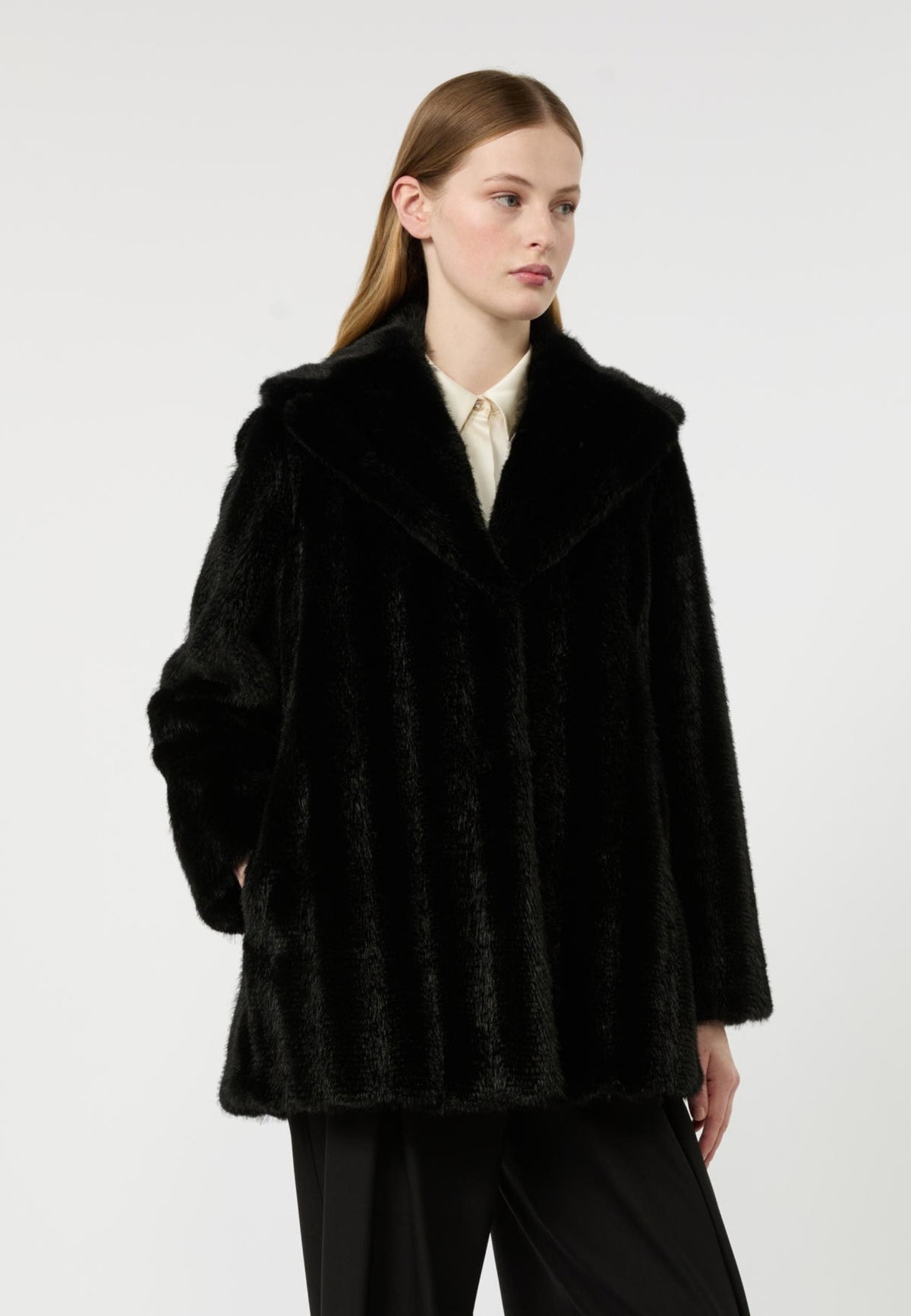 Max Mara Studio Cappotto Corto Svasato in Tessuto Soffice 