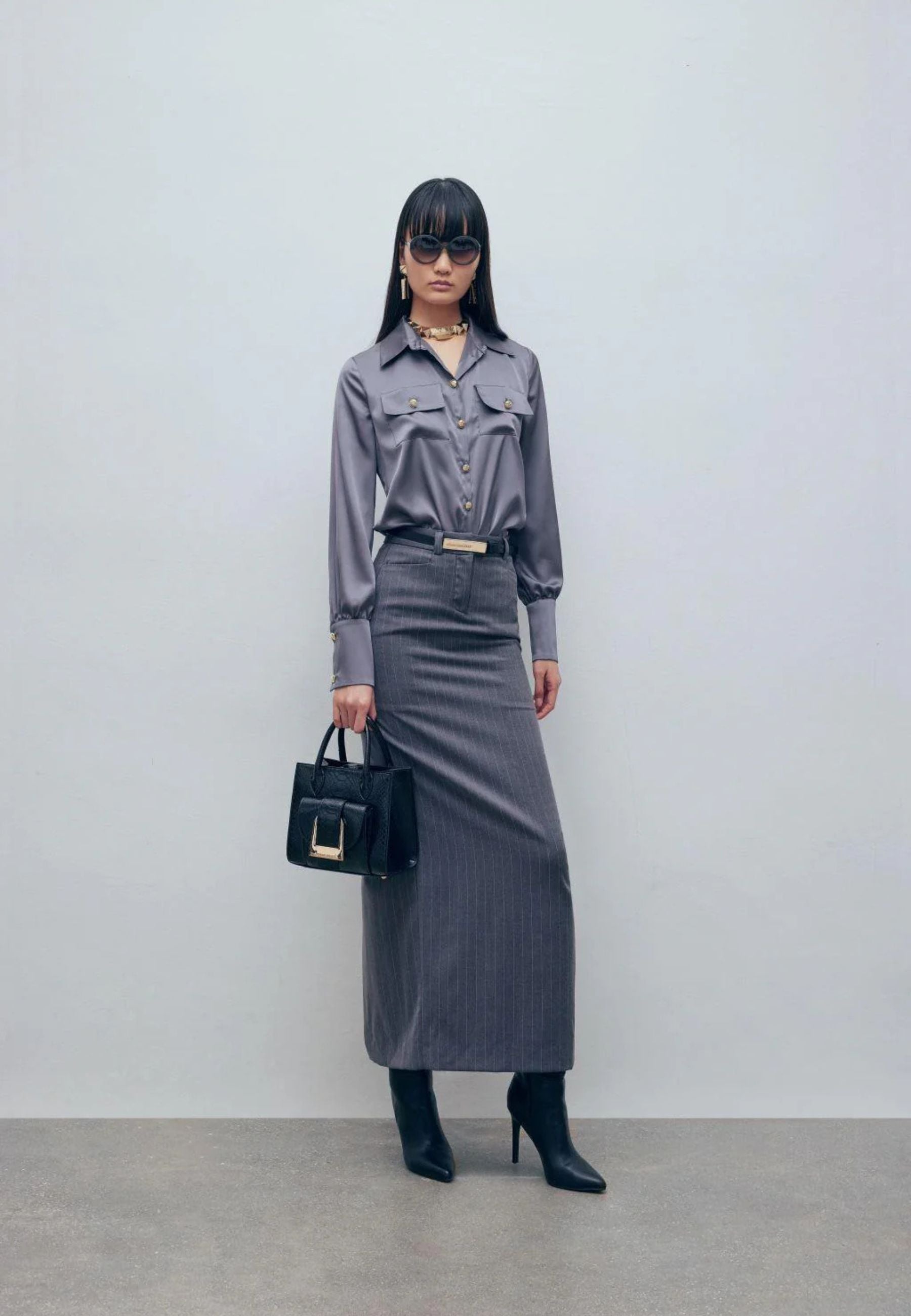 Monique Garçonne - Camicia in raso con pattine e bottoni gioiello 