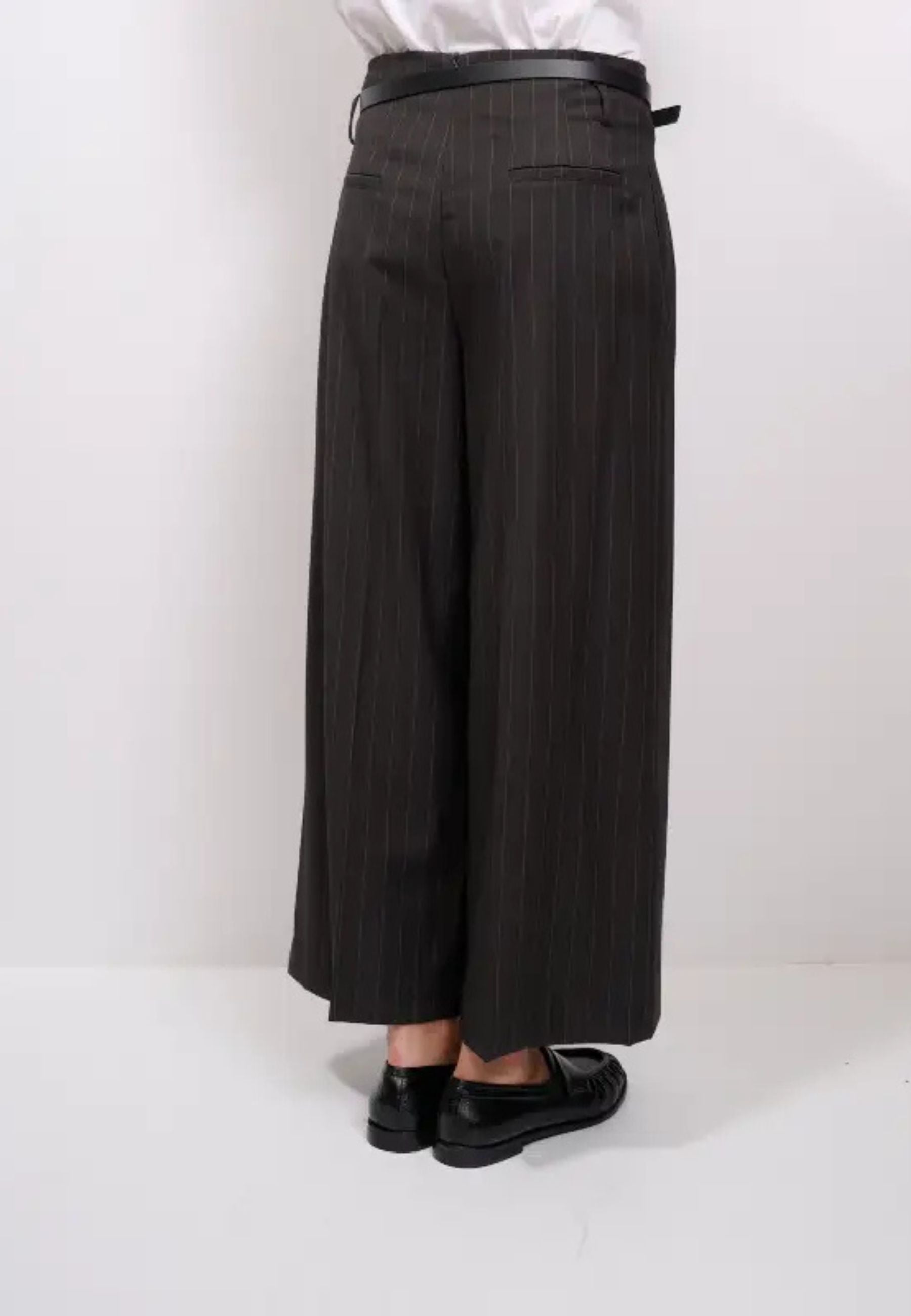 Tensione In - Pantalone gessato con cintura 