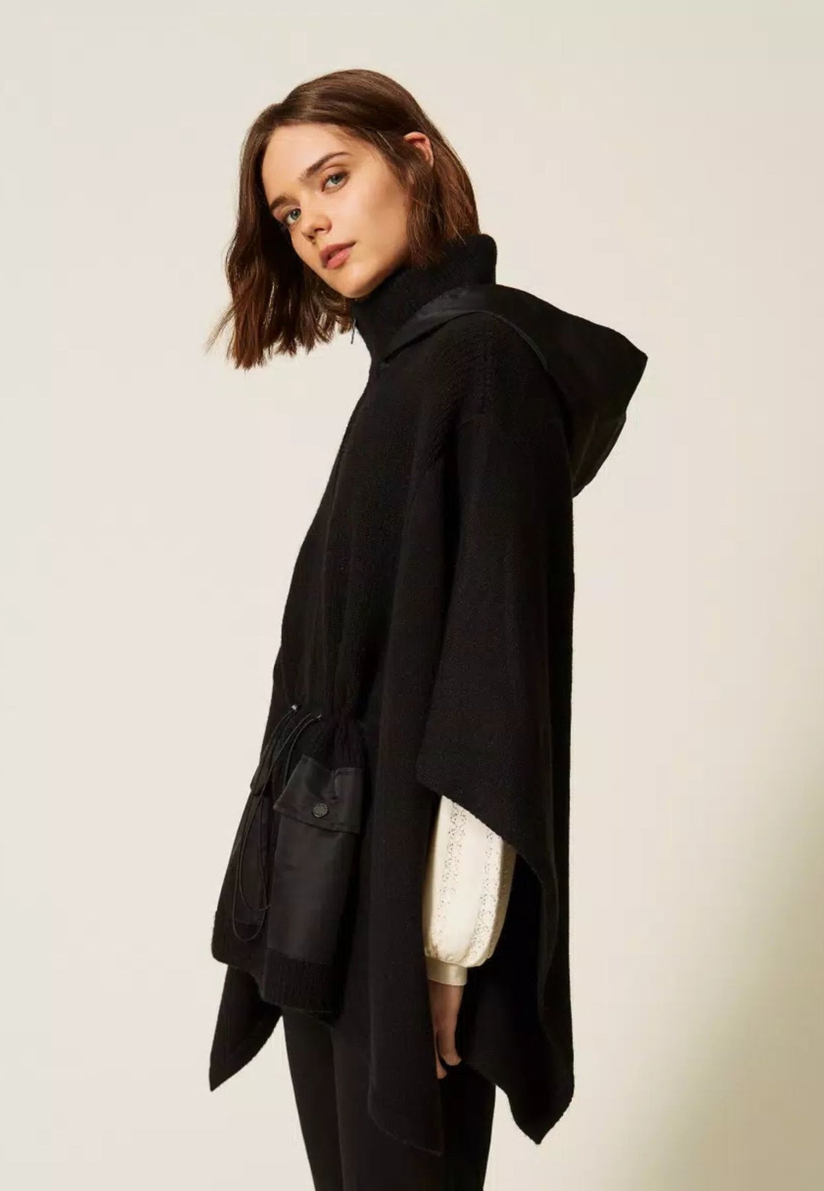 Poncho Twinset in maglia con cappuccio 