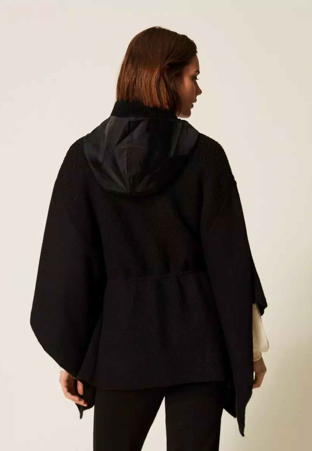 Poncho Twinset in maglia con cappuccio 