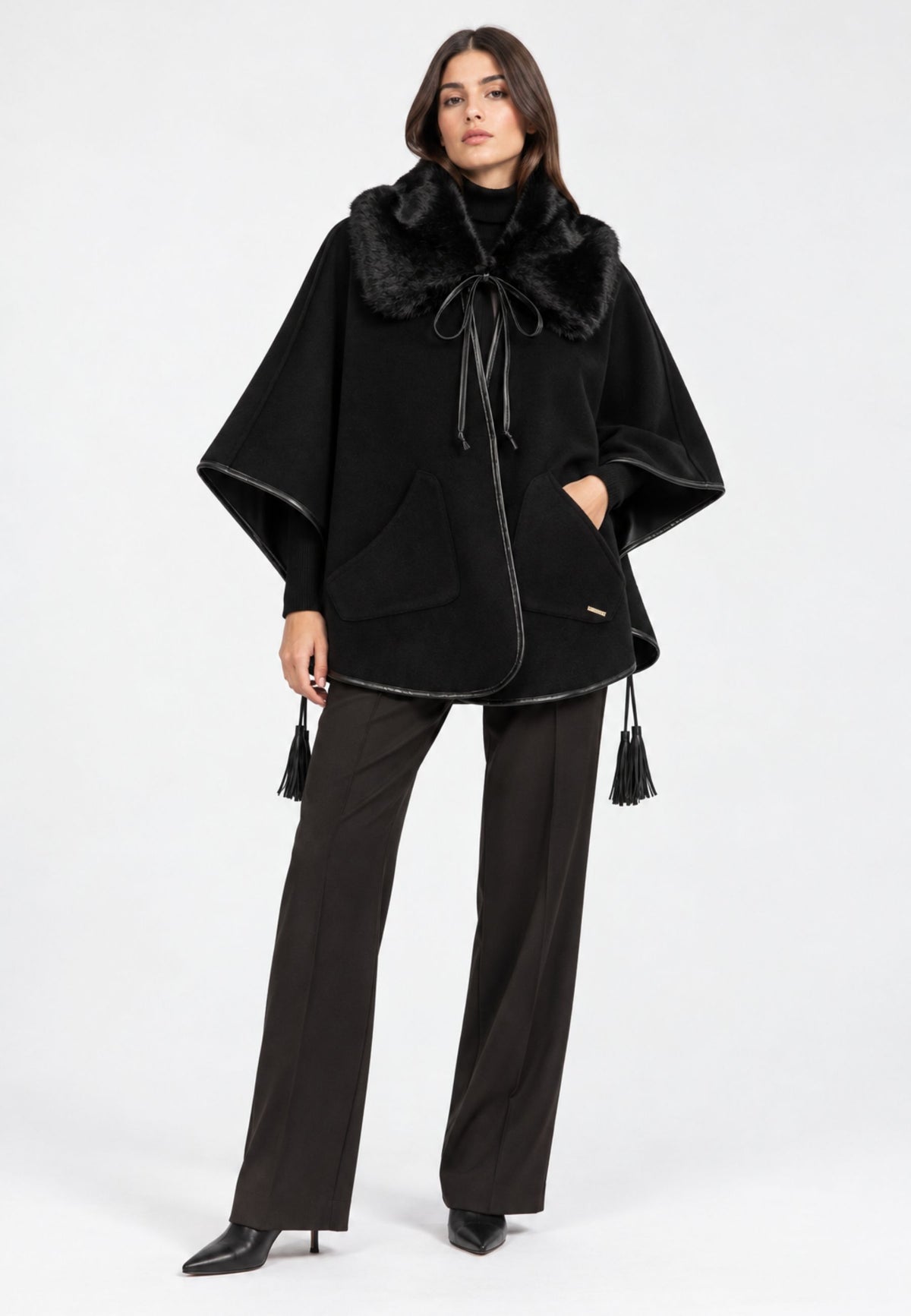TWINSET - Poncho nero con collo effetto pelliccia 