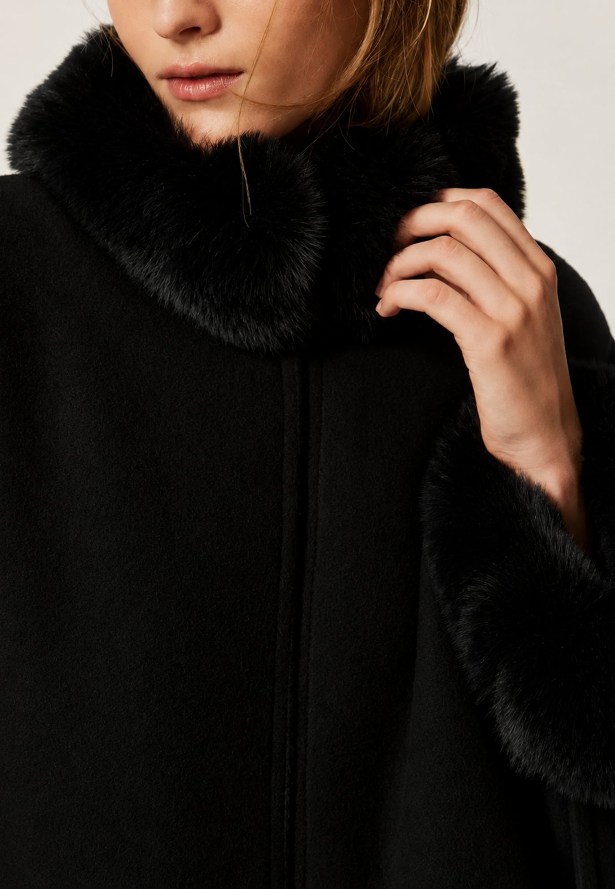 Twinset Poncho in Panno con Collo e Polsini in Faux Fur - Nero 