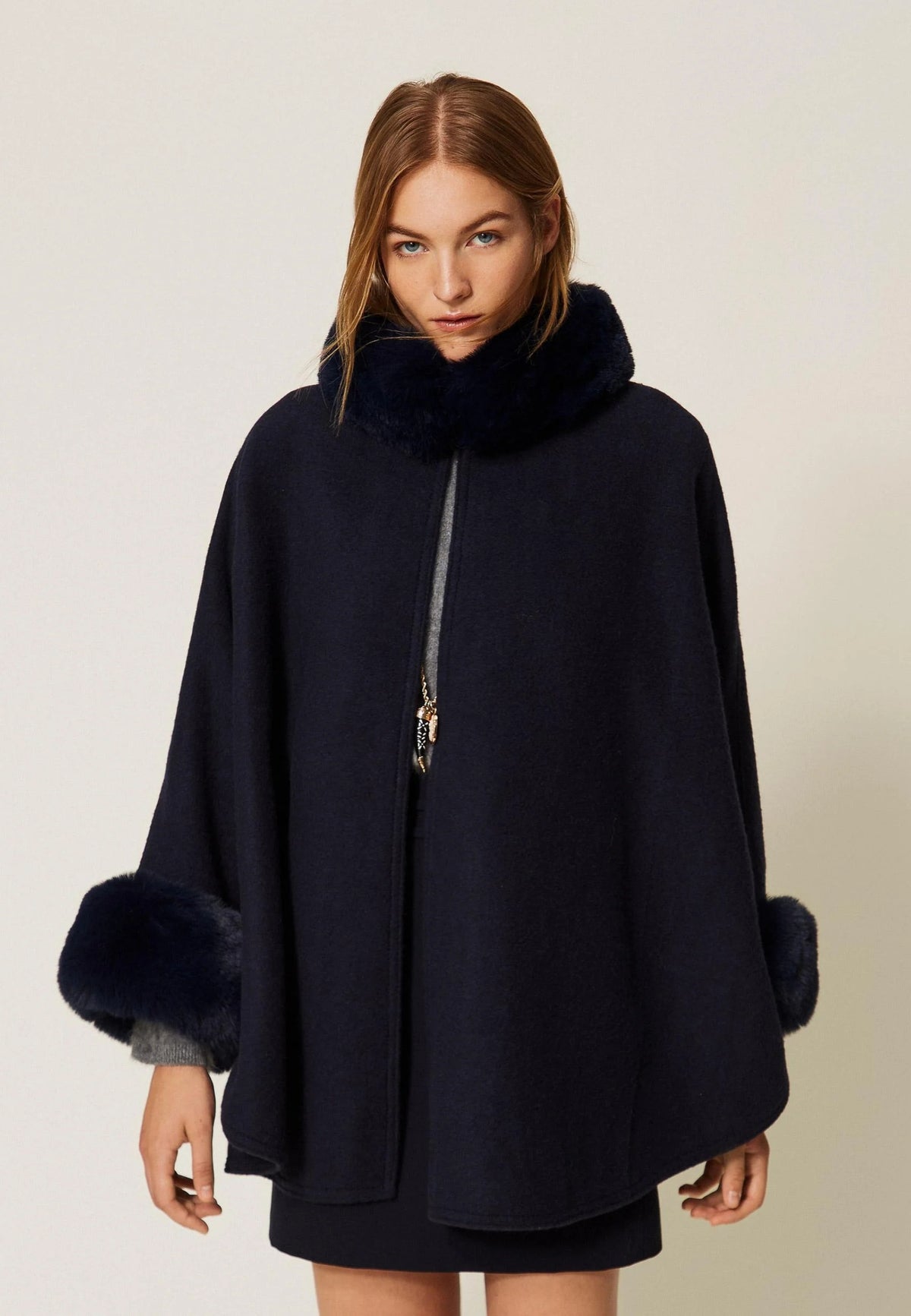 Twinset Poncho in Panno con Collo e Polsini in Faux Fur - Classic Blue 